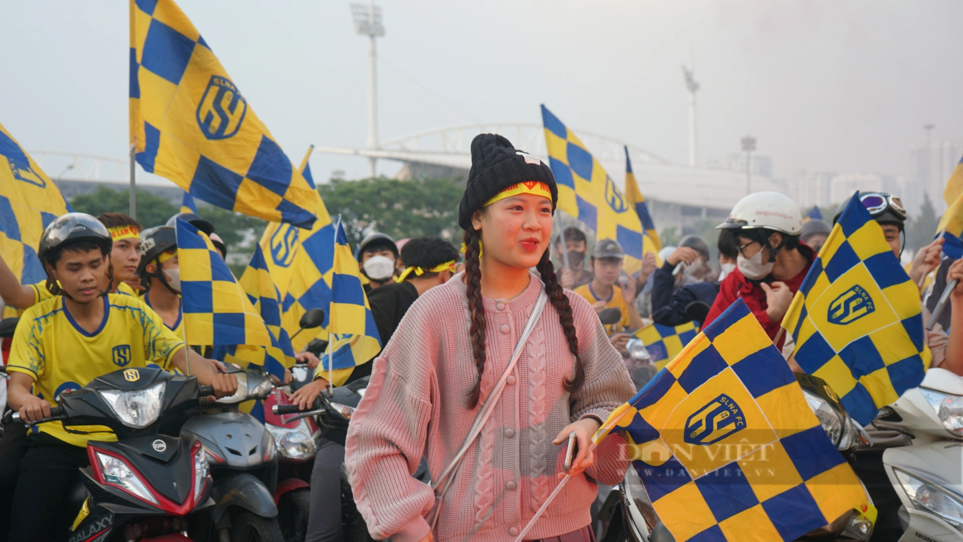 CĐV SLNA đốt pháo sáng, diễu hành trước trận đấu với Hà Nội FC - Ảnh 4.