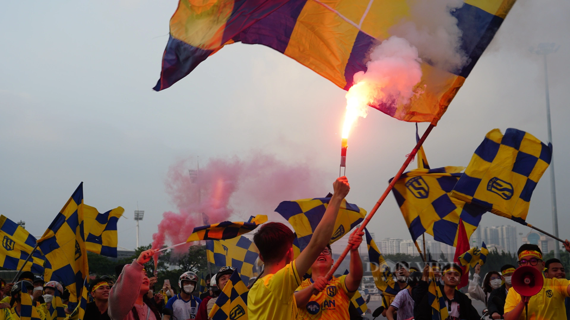 CĐV SLNA đốt pháo sáng, diễu hành trước trận đấu với Hà Nội FC - Ảnh 5.