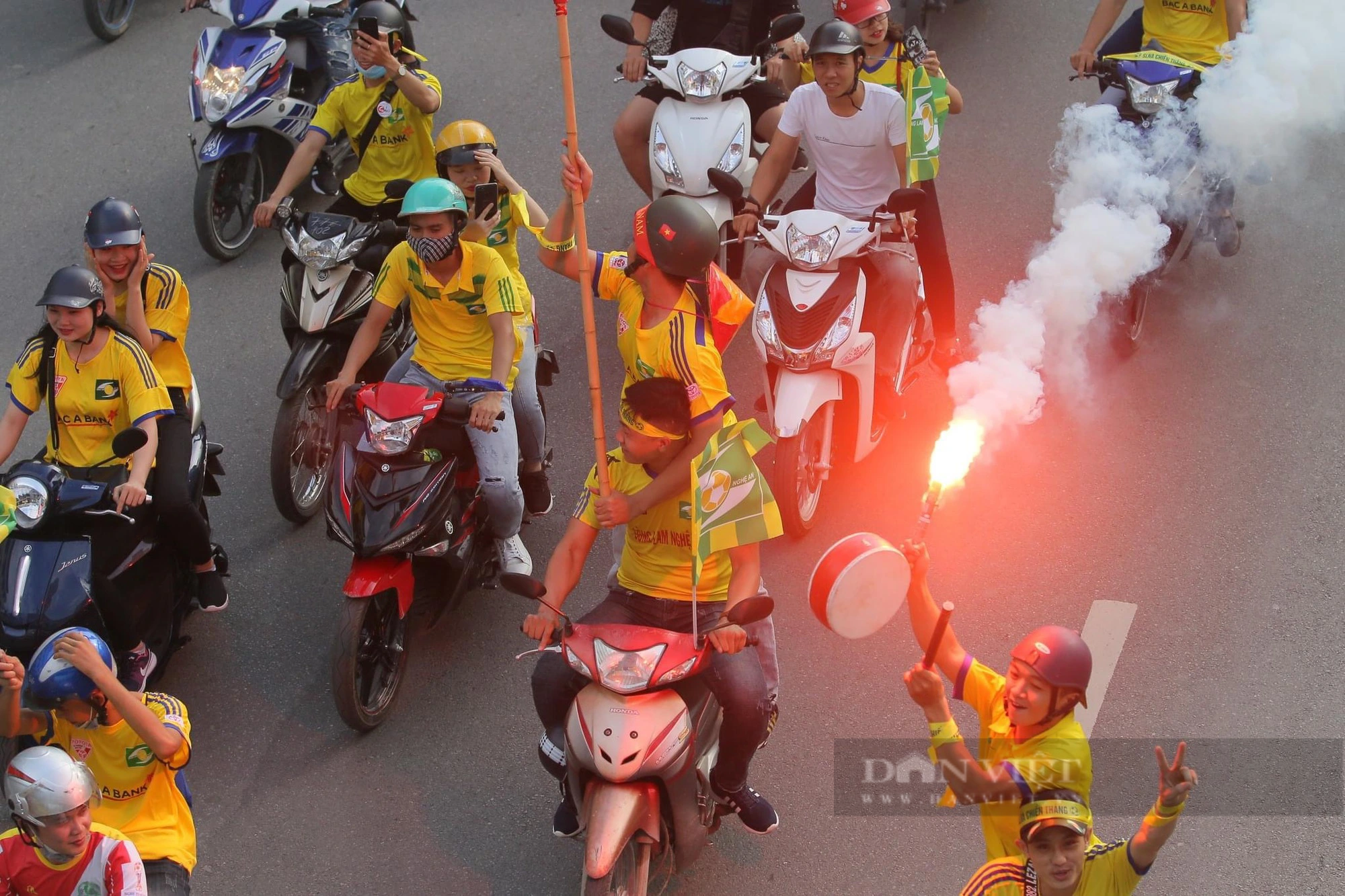 CĐV SLNA đốt pháo sáng, diễu hành trước trận đấu với Hà Nội FC - Ảnh 6.