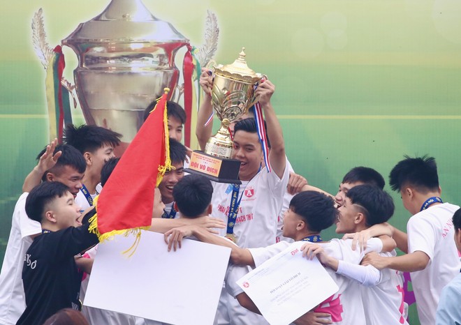 THPT Phan Huy Chú bảo vệ thành công danh hiệu vô địch - Ảnh 1.