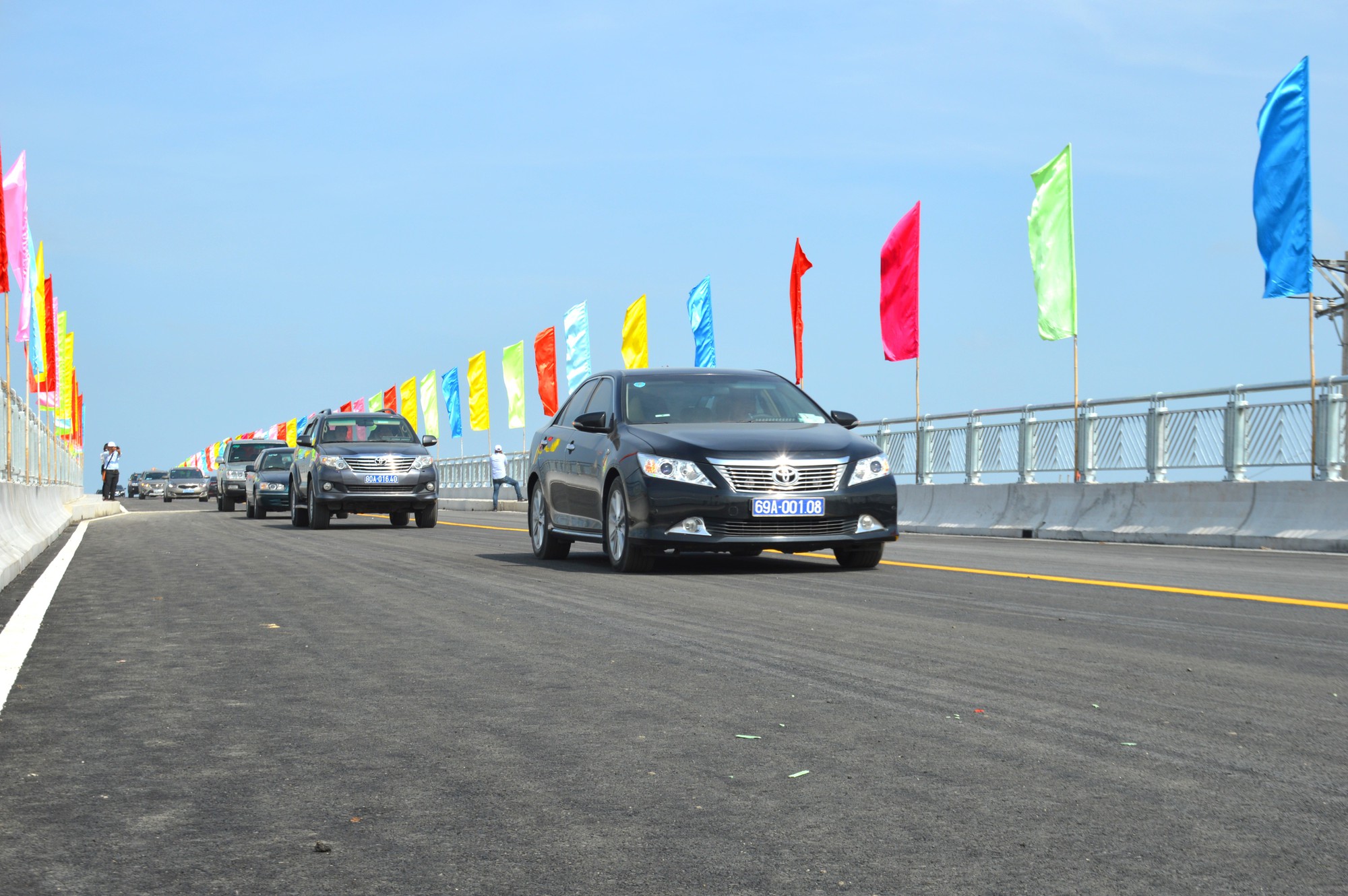 Phó Thủ tướng Lê Minh Khái dự lễ thông xe cầu 640 tỷ đồng nối hai bờ Nam – Bắc ở cửa biển Cà Mau - Ảnh 3.