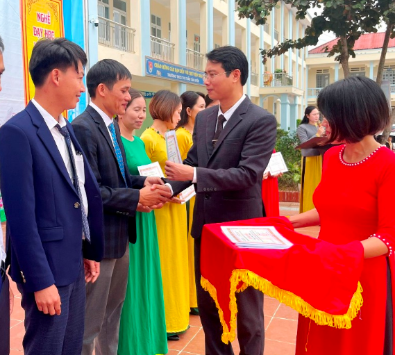 Lai Châu: Hơn 350 giáo viên đạt danh hiệu giáo viên dạy giỏi cấp huyện - Ảnh 1.