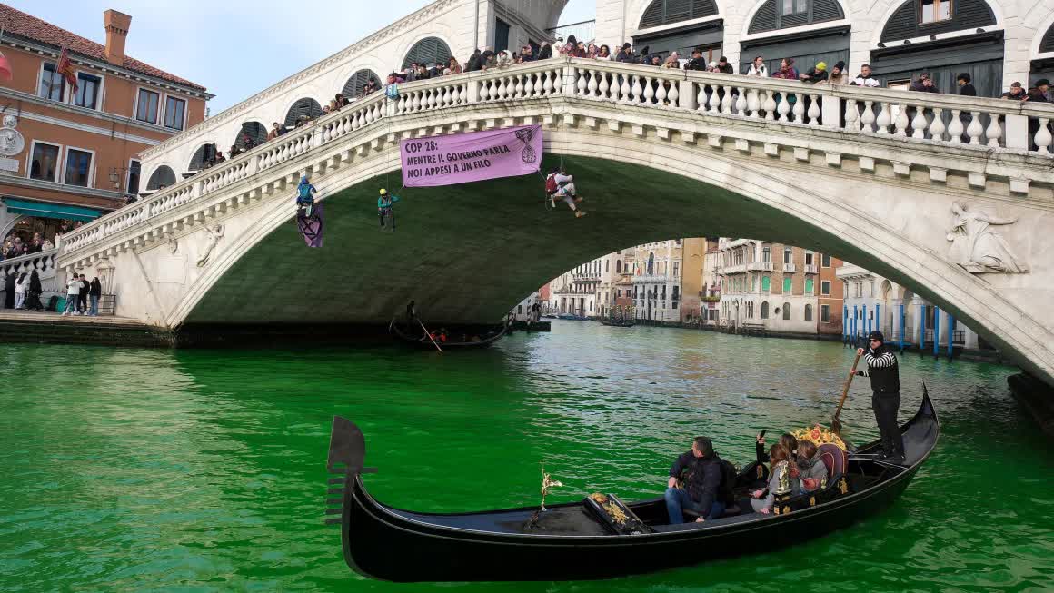 Kênh đào Venice biến thành màu &quot;xanh lét&quot; vì đâu? - Ảnh 1.