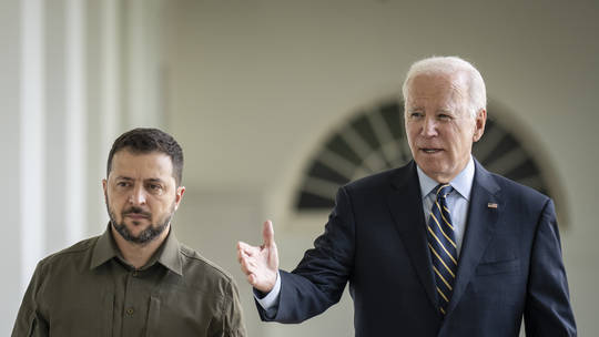 TT Biden bất ngờ mời ông Zelensky đến thăm Nhà Trắng sau khi gói viện trợ cho Ukraine bị chặn - Ảnh 1.