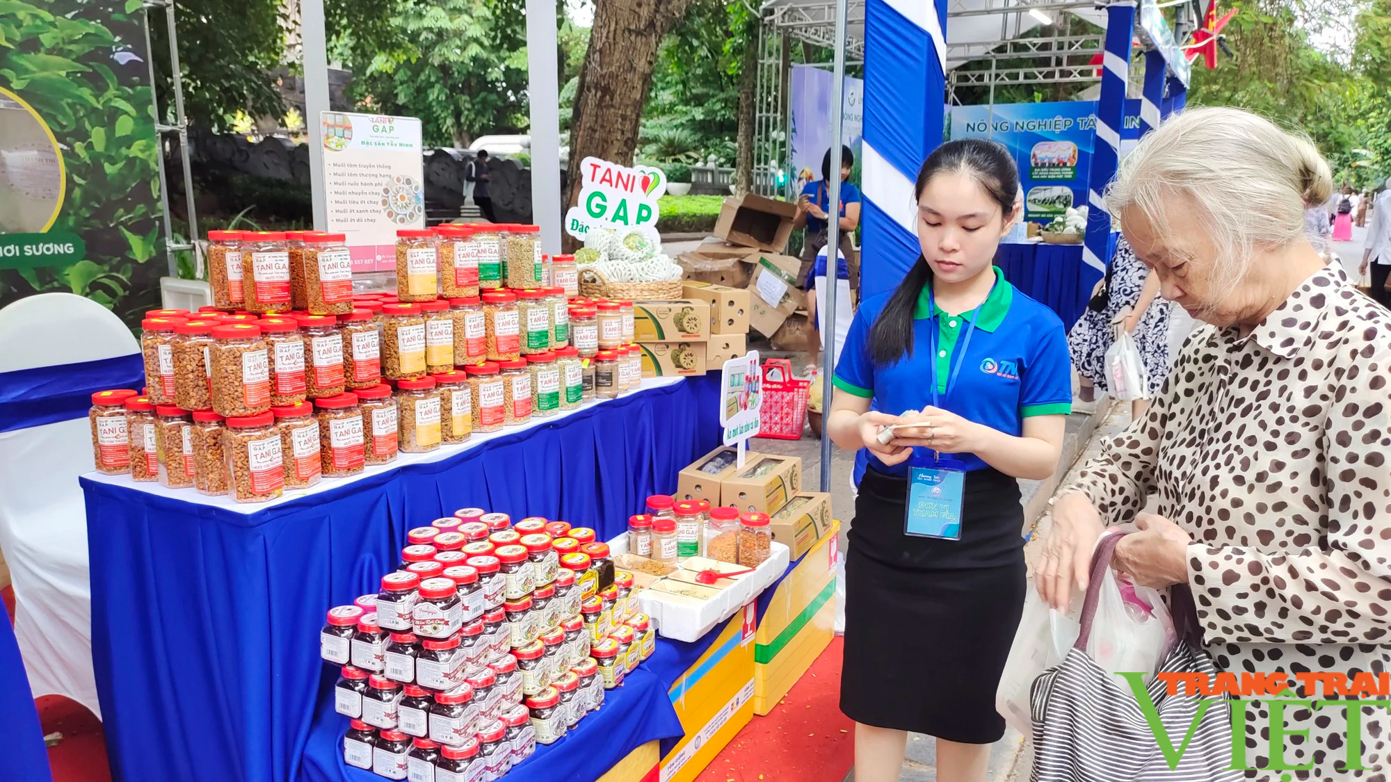 Hà Nội có hơn 1.600 cơ sở kinh doanh được cấp biển nhận diện an toàn thực phẩm - Ảnh 1.
