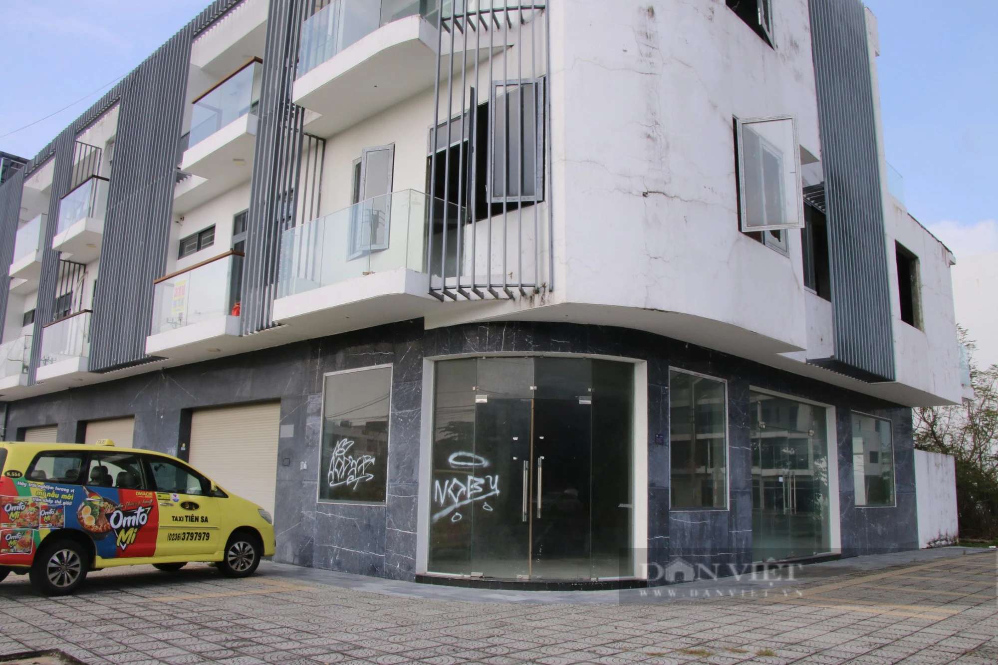  Loạt shophouse tiền tỷ bỏ hoang, rêu mốc, cỏ mọc um tùm tại Đà Nẵng - Ảnh 8.