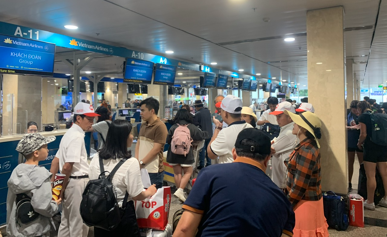 Giá vé máy bay đắt đỏ, lượng khách qua sân bay Tân Sơn Nhất không đạt kỳ vọng- Ảnh 1.
