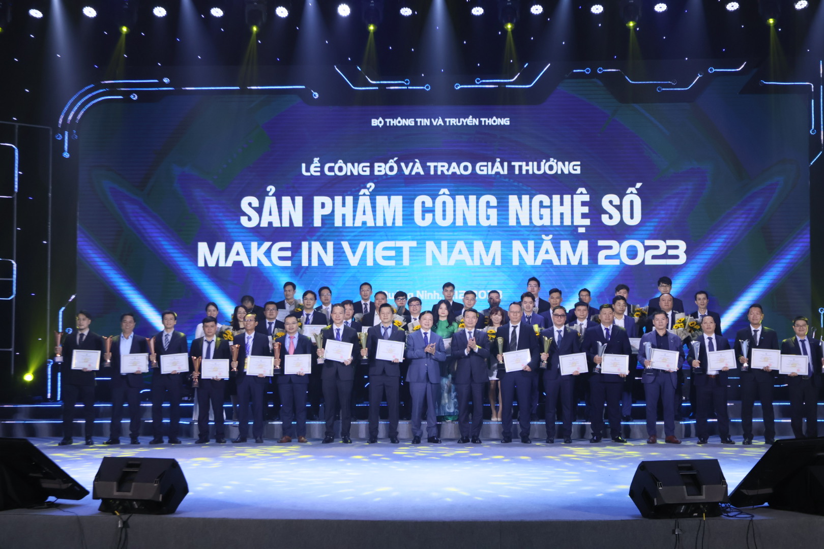 Nhiều hạng mục mới đạt giải Make in Vietnam 2023, nhiều doanh nghiệp công số &quot;bội thu&quot; giải thưởng - Ảnh 1.