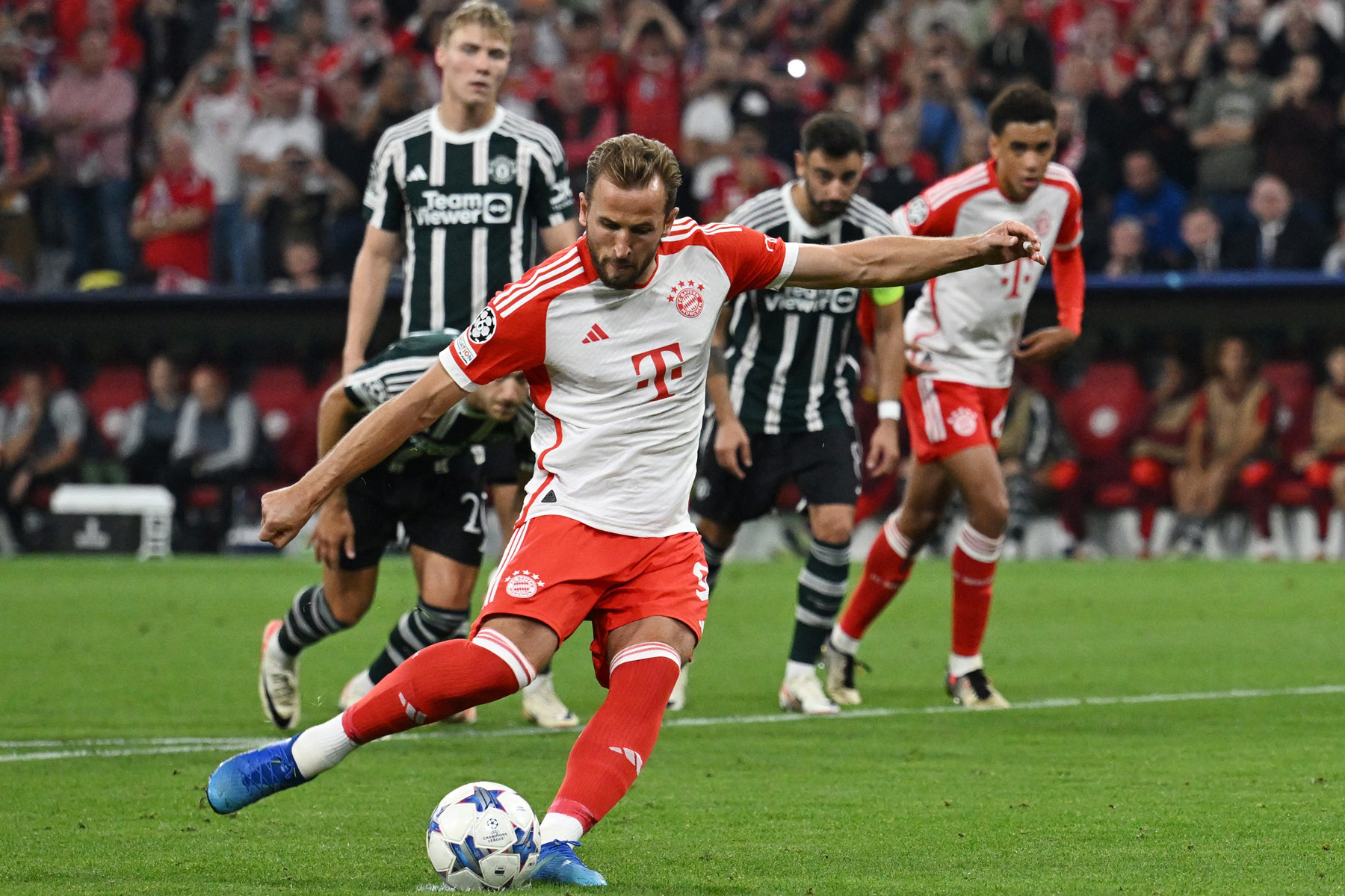 Bayern Munich “đá cho vui”, Harry Kane vẫn khiến M.U lo sốt vó - Ảnh 2.