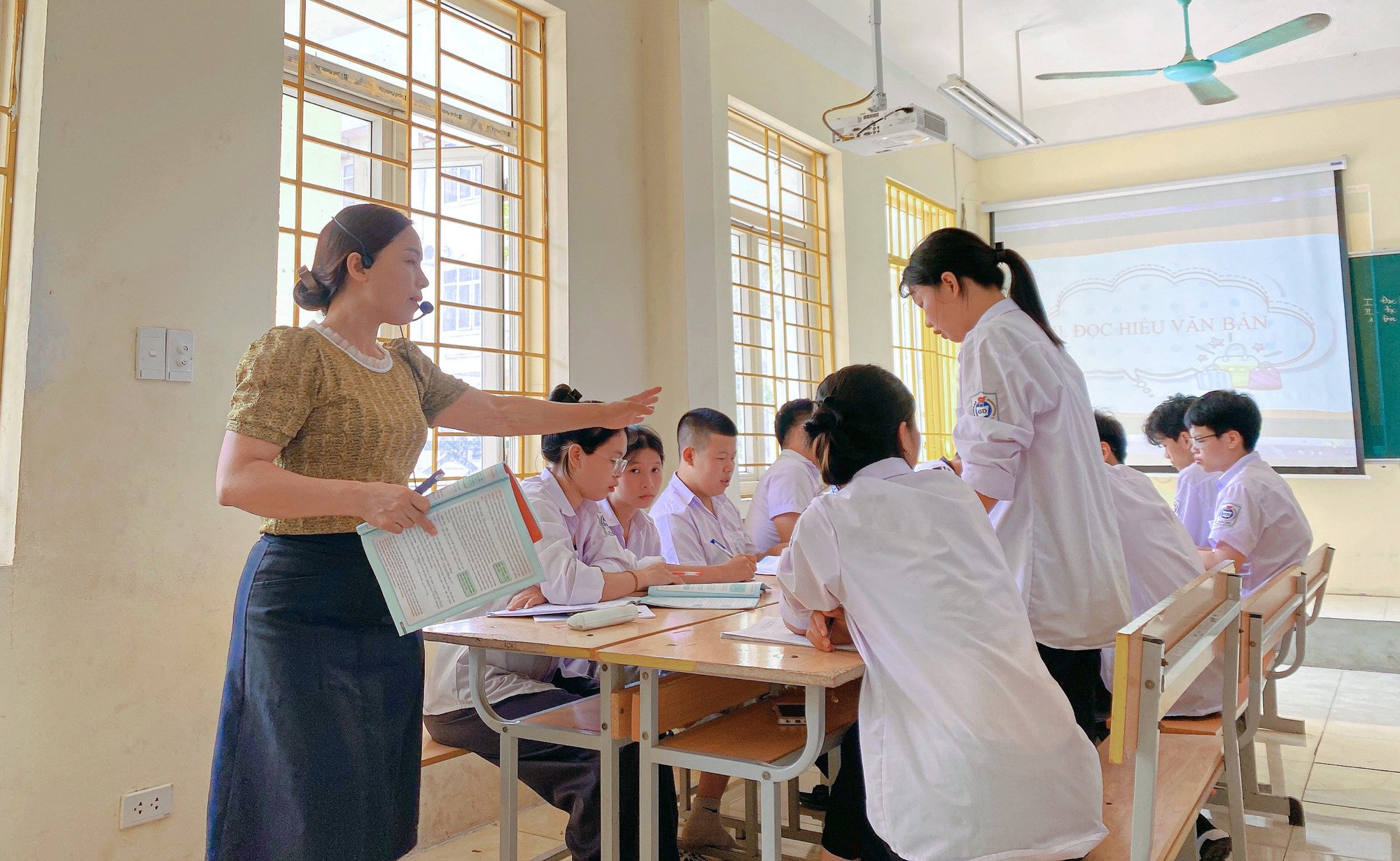 Thăng hạng giáo viên năm 2023: Hàng trăm giáo viên tiếp tục gửi đơn đến Bộ trưởng Nguyễn Kim Sơn - Ảnh 1.