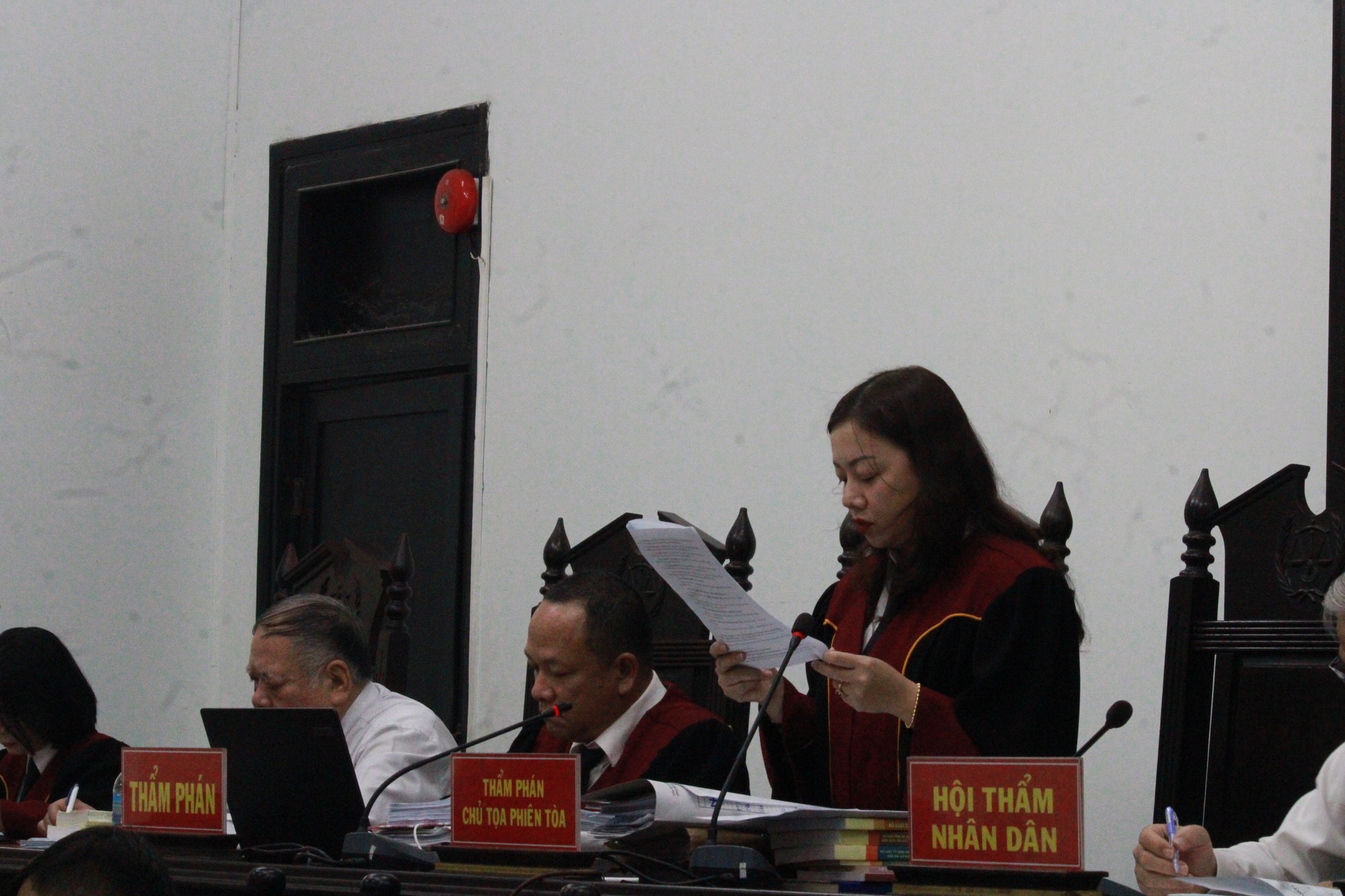 Cựu chủ tịch Lê Đức Vinh vắng mặt trong phiên xử trong vụ giao &quot;đất vàng&quot; tại Nha Trang - Ảnh 2.