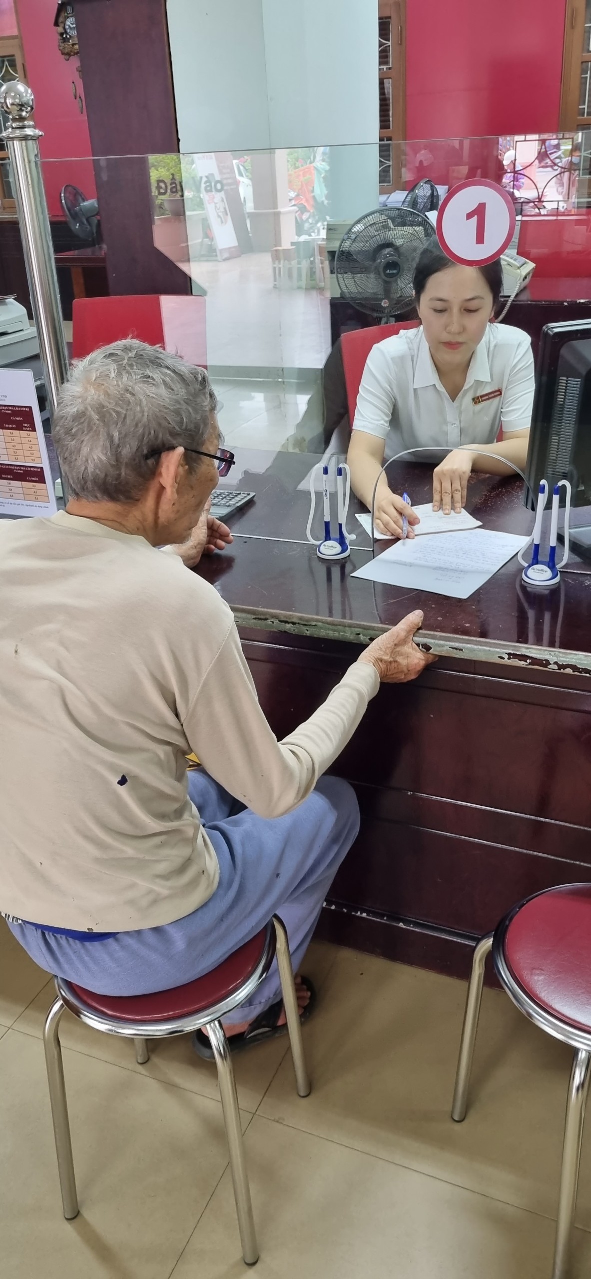 Nhân viên Agribank Quảng Bình nhanh trí giúp khách hàng tránh được “bẫy” chuyển tiền qua mạng - Ảnh 2.