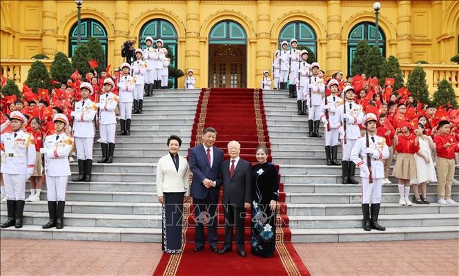 Hình ảnh đẹp Phu nhân Tổng Bí thư Nguyễn Phú Trọng đưa Phu nhân Bành Lệ Viên thăm bảo tàng ở Hà Nội - Ảnh 3.