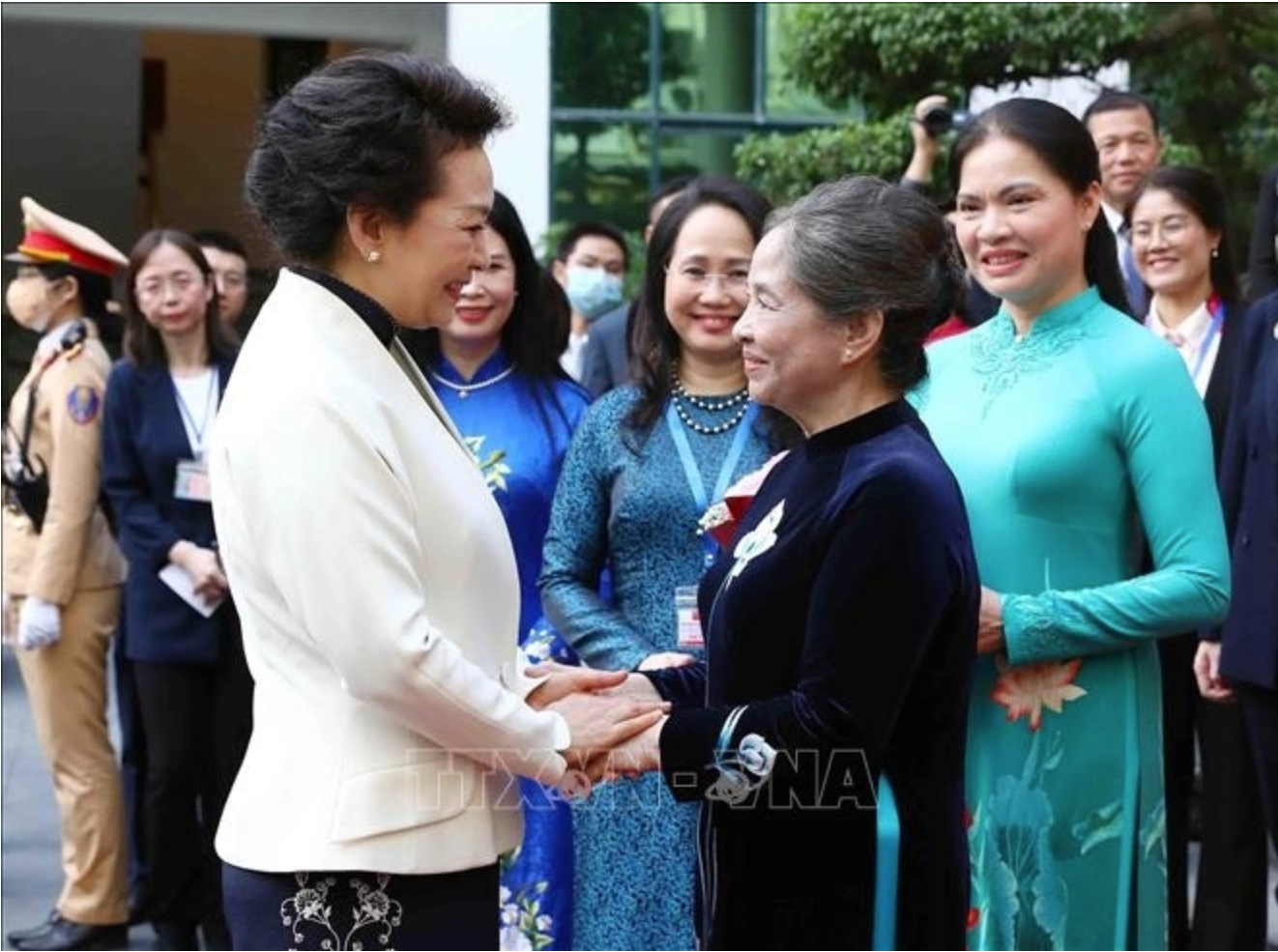 Phu nhân Tổng Bí thư Nguyễn Phú Trọng đưa Phu nhân Bành Lệ Viên thăm bảo tàng ở Hà Nội - Ảnh 2.