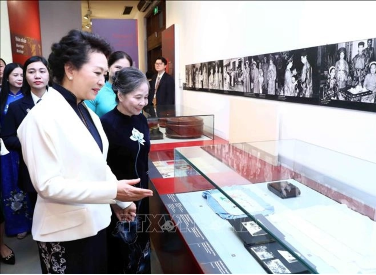 Phu nhân Tổng Bí thư Nguyễn Phú Trọng đưa Phu nhân Bành Lệ Viên thăm bảo tàng ở Hà Nội - Ảnh 3.
