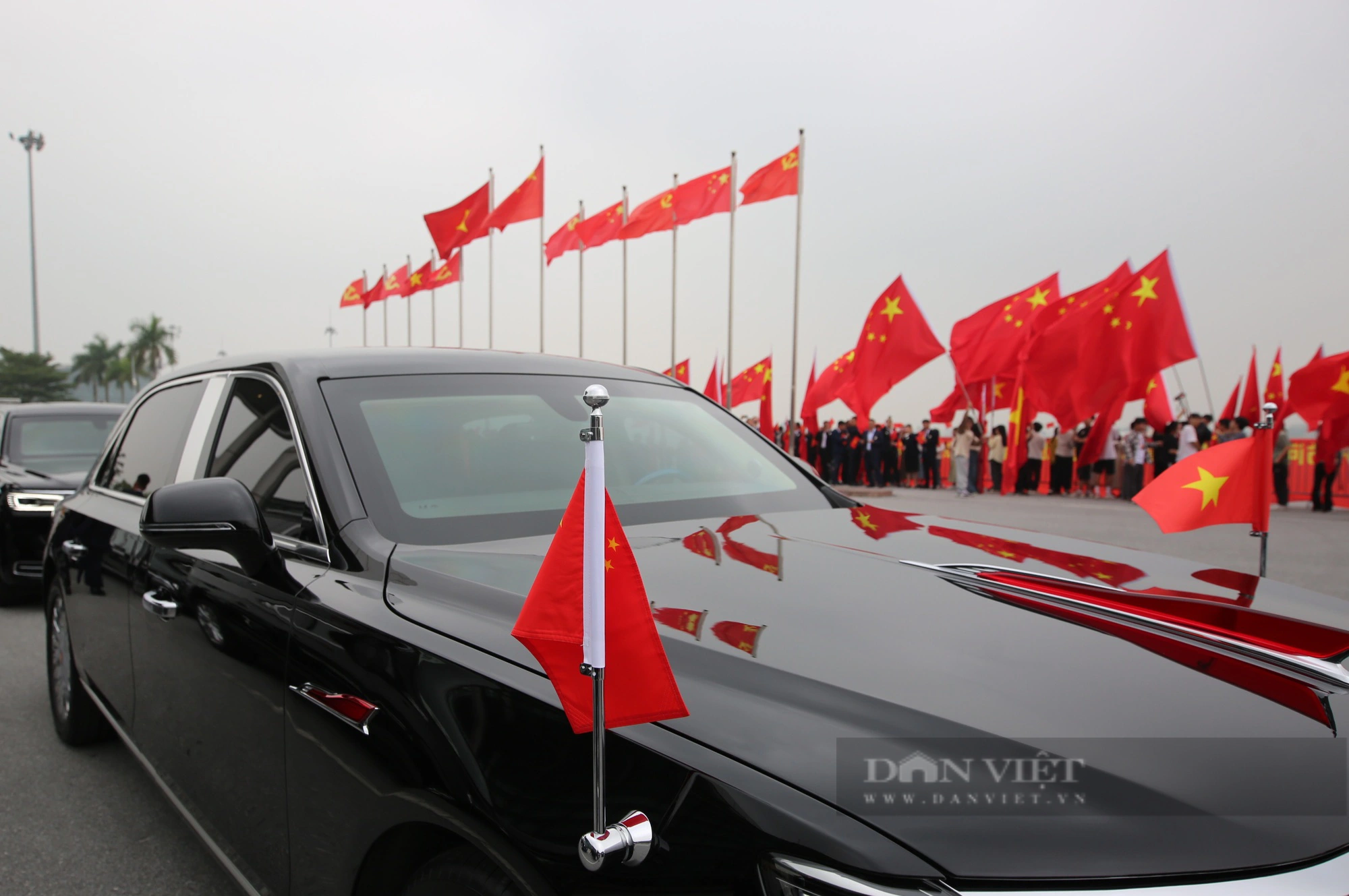 Cận cảnh &quot;siêu xe&quot; bọc thép, chống đạn chở Tổng bí thư, Chủ tịch nước Tập Cận Bình trên đường phố Hà Nội - Ảnh 6.