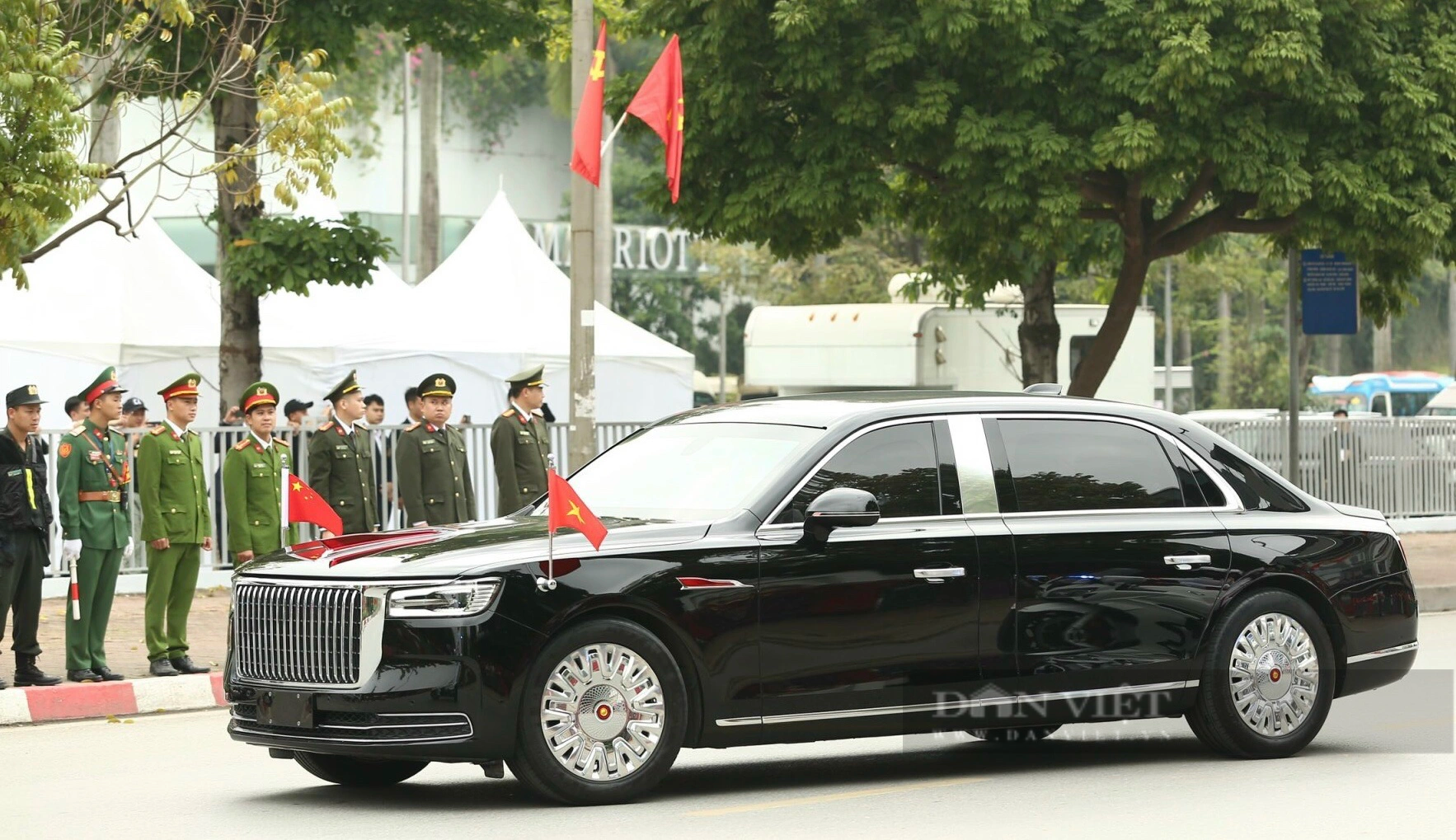 Cận cảnh &quot;siêu xe&quot; bọc thép, chống đạn chở Tổng bí thư, Chủ tịch nước Tập Cận Bình trên đường phố Hà Nội - Ảnh 9.