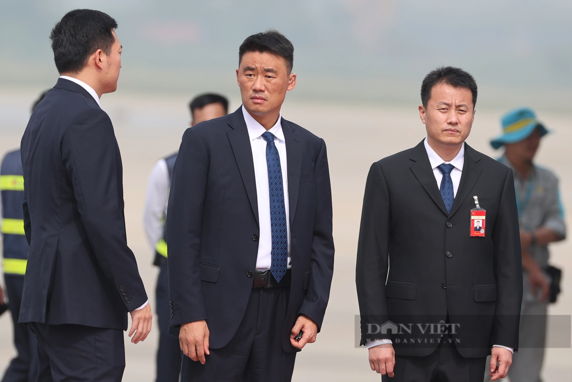 Đội cận vệ hùng hậu theo Tổng Bí thư, Chủ tịch Tập Cận Bình tại sân bay Nội Bài - Ảnh 9.