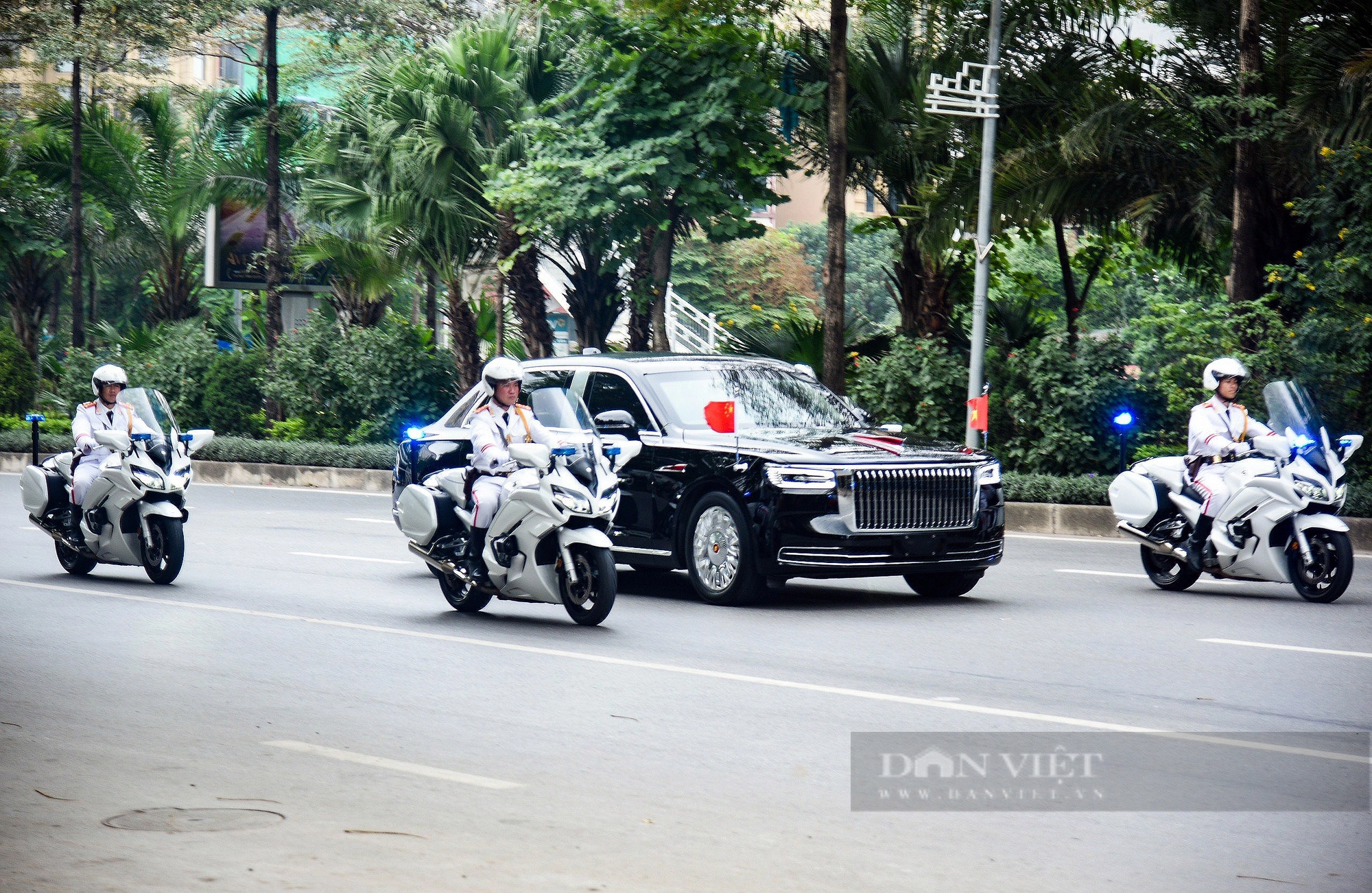 Cận cảnh &quot;siêu xe&quot; bọc thép, chống đạn chở Tổng bí thư, Chủ tịch nước Tập Cận Bình trên đường phố Hà Nội - Ảnh 9.