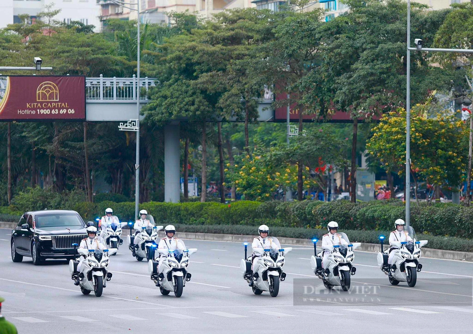 Cận cảnh &quot;siêu xe&quot; bọc thép, chống đạn chở Tổng bí thư, Chủ tịch nước Tập Cận Bình trên đường phố Hà Nội - Ảnh 10.