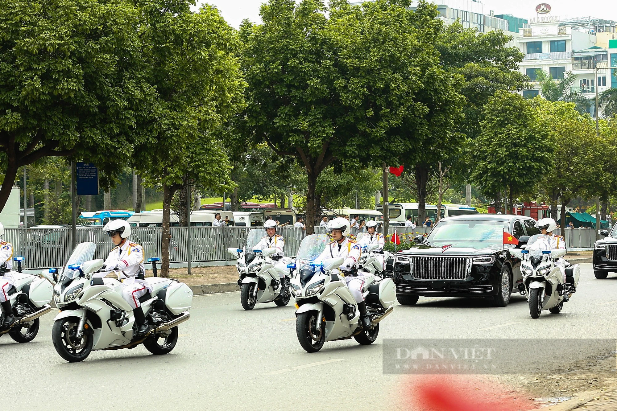 Cận cảnh &quot;siêu xe&quot; bọc thép, chống đạn chở Tổng bí thư, Chủ tịch nước Tập Cận Bình trên đường phố Hà Nội - Ảnh 12.
