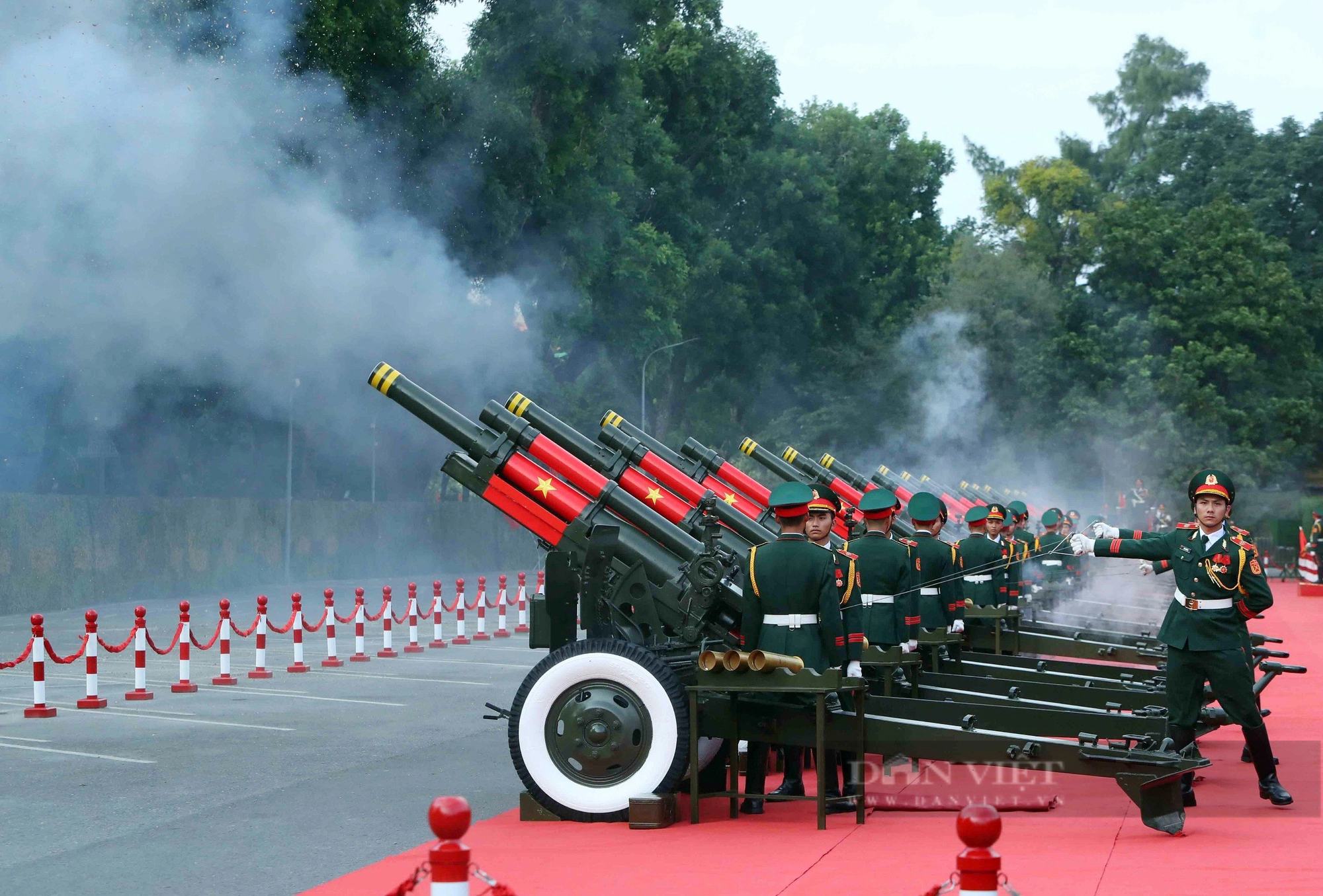 Bắn 21 phát đại bác chào mừng Tổng Bí thư, Chủ tịch Trung Quốc Tập Cận Bình thăm Việt Nam - Ảnh 1.