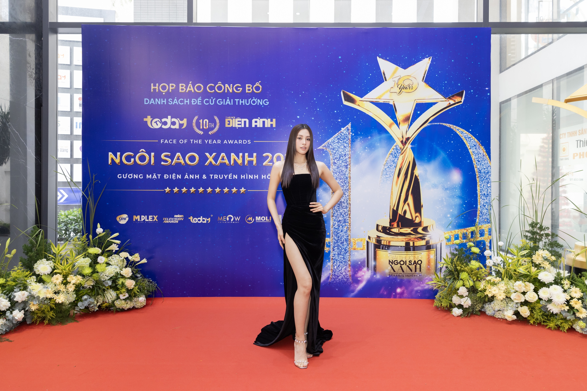 Hoa hậu Tiểu Vy, Trương Quỳnh Anh xuất hiện lộng lẫy tại buổi công bố giải thưởng Ngôi Sao Xanh 2023 - Ảnh 1.