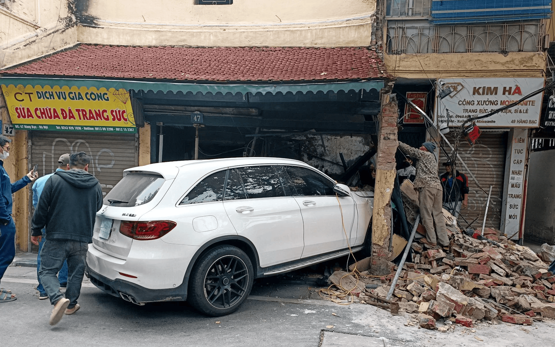 Phục dựng lại nhà phố cổ trăm tuổi bị nữ tài xế Mercedes tông đổ