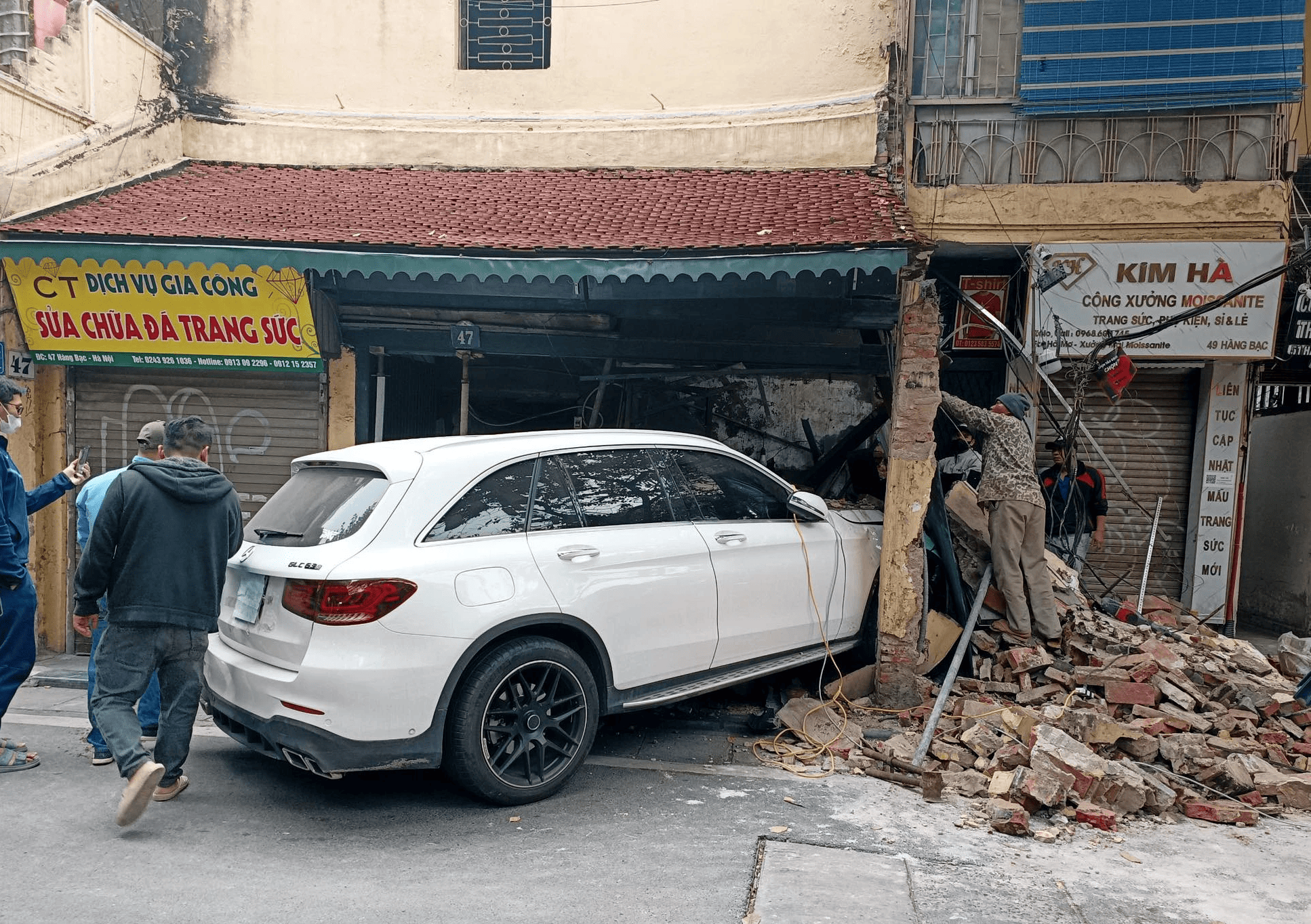 Phục dựng lại nhà phố cổ trăm tuổi bị nữ tài xế Mercedes tông đổ - Ảnh 1.
