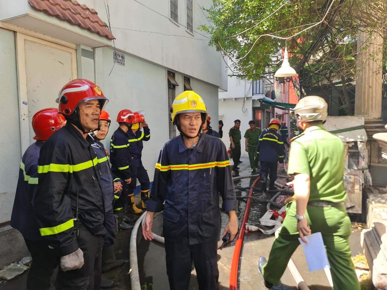 Cháy nhà dân ở TP.HCM, cảnh sát cứu kịp thời 12 người thoát nạn - Ảnh 1.