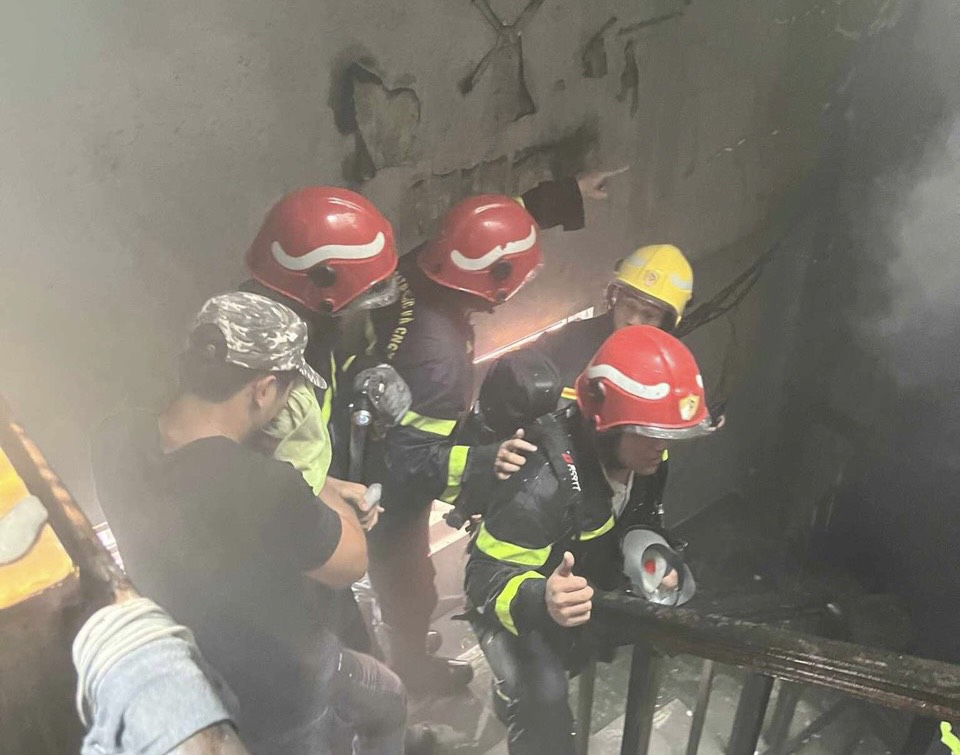 Bốn chiến sĩ cảnh sát chữa cháy bị thương sau khi hỗ trợ cứu 12 người bị mắc kẹt trong ngôi nhà cháy - Ảnh 1.