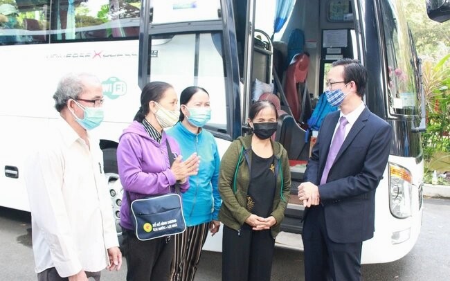 TP.HCM tặng hàng ngàn vé xe hỗ trợ sinh viên, người lao động về quê ăn Tết