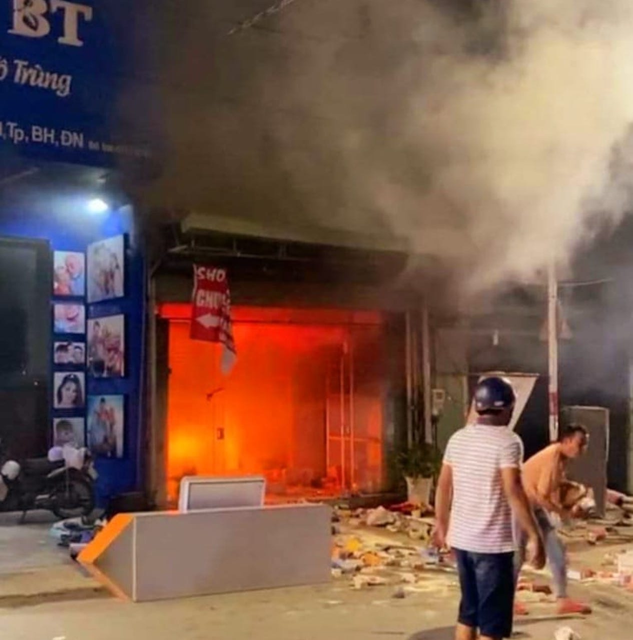 Một cửa hàng bán sản phẩm mẹ và bé ở Đồng Nai bị thiêu rụi trong đêm  - Ảnh 2.