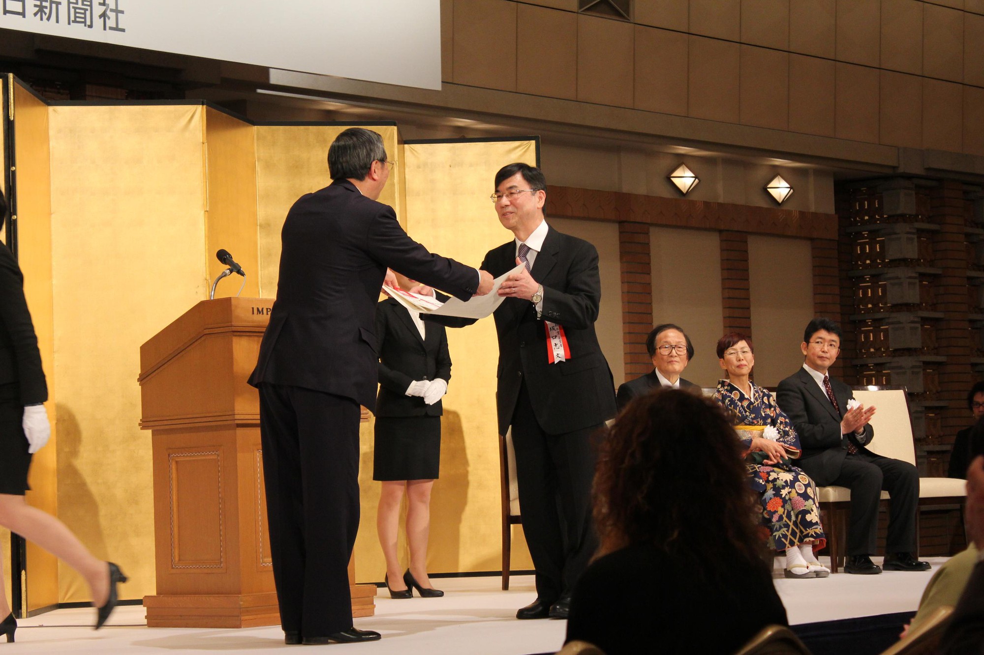 Giáo sư Shimon Sakaguchi của IFReC được trao Giải thưởng Asahi tổ chức bởi Quỹ Asahi Shimbun vì &quot;Phát hiện ra tế bào T điều hòa (Treg) và bộc lộ khả năng miễn dịch của Treg&quot; (Ảnh: IFReC, Đại học Osaka).
