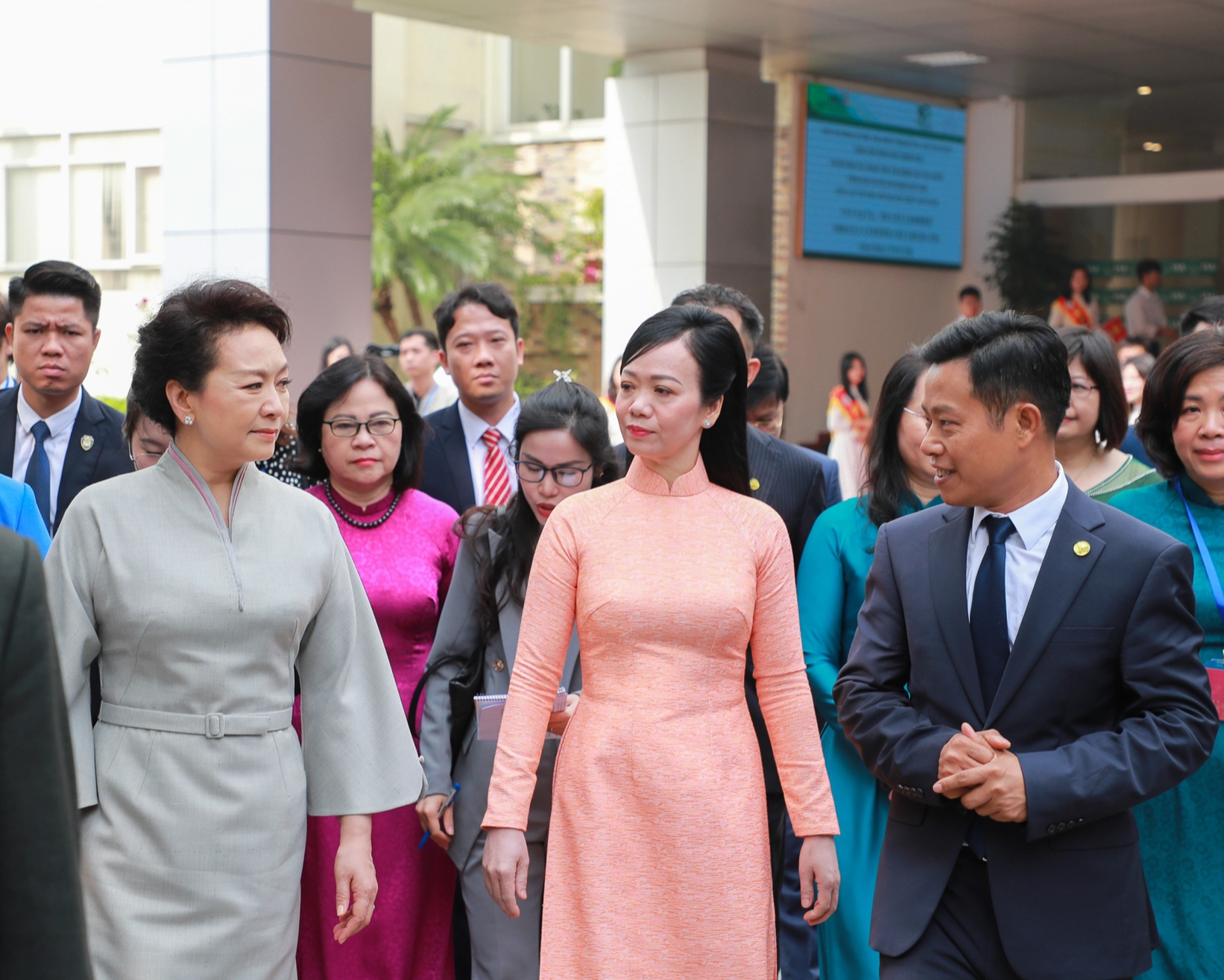 Phu nhân Tổng Bí thư, Chủ tịch nước Trung Quốc khen sinh viên Việt Nam thông minh, chăm chỉ - Ảnh 2.