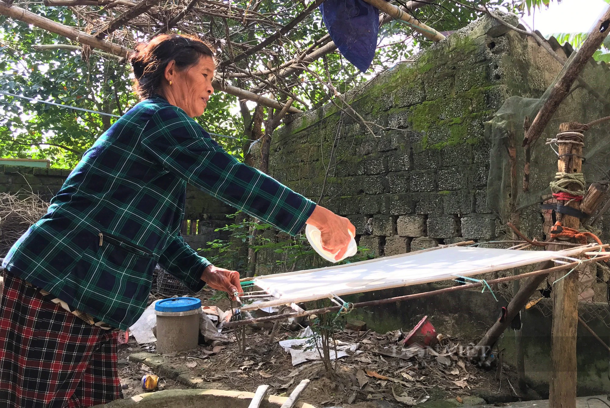 Làng duy nhất ở Nghệ An còn giữ một nghề độc lạ, giã cây lấy nước tráng loại giấy dó mỏng tanh - Ảnh 2.