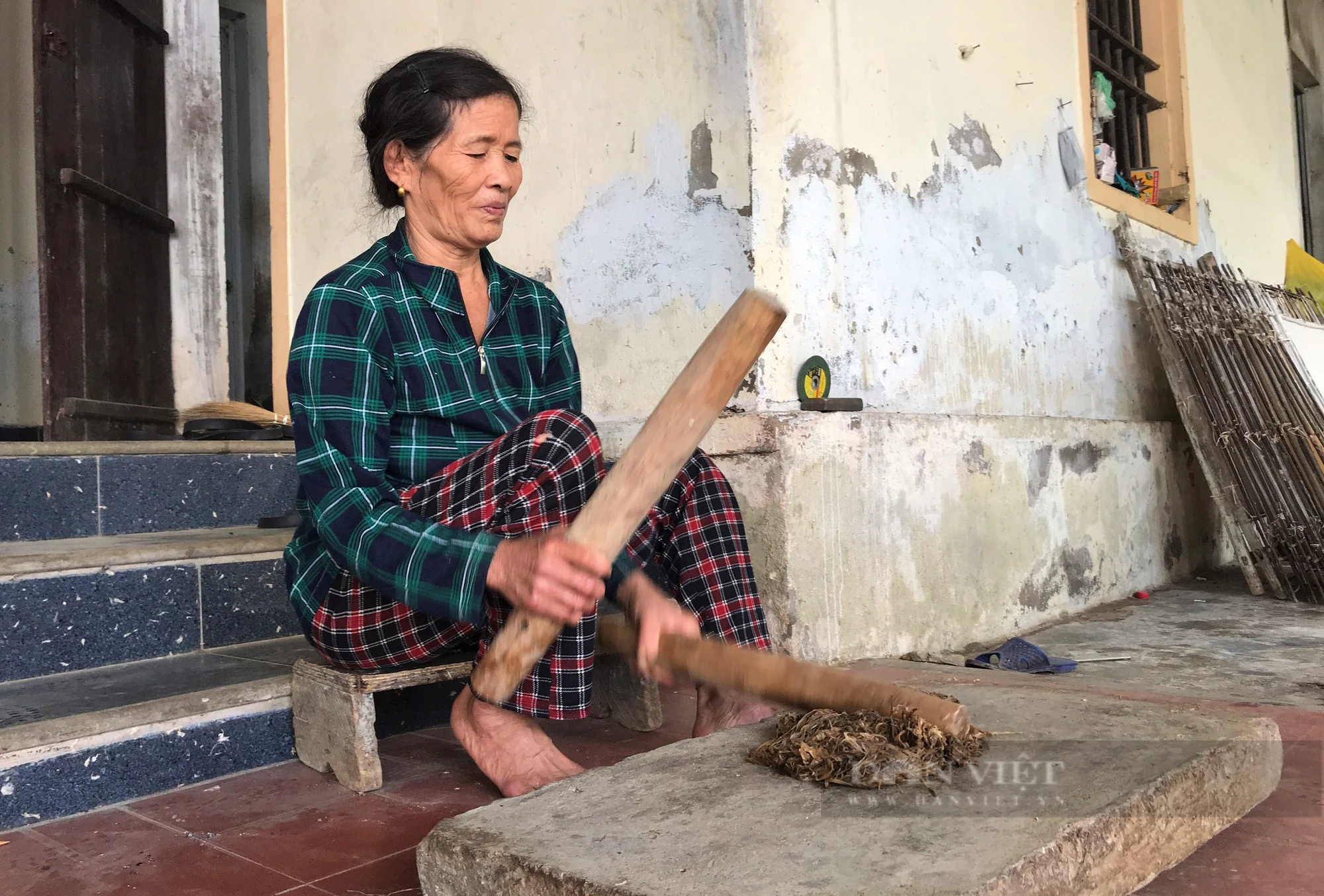 Làng duy nhất ở Nghệ An còn giữ một nghề độc lạ, giã cây lấy nước tráng loại giấy dó mỏng tanh - Ảnh 3.