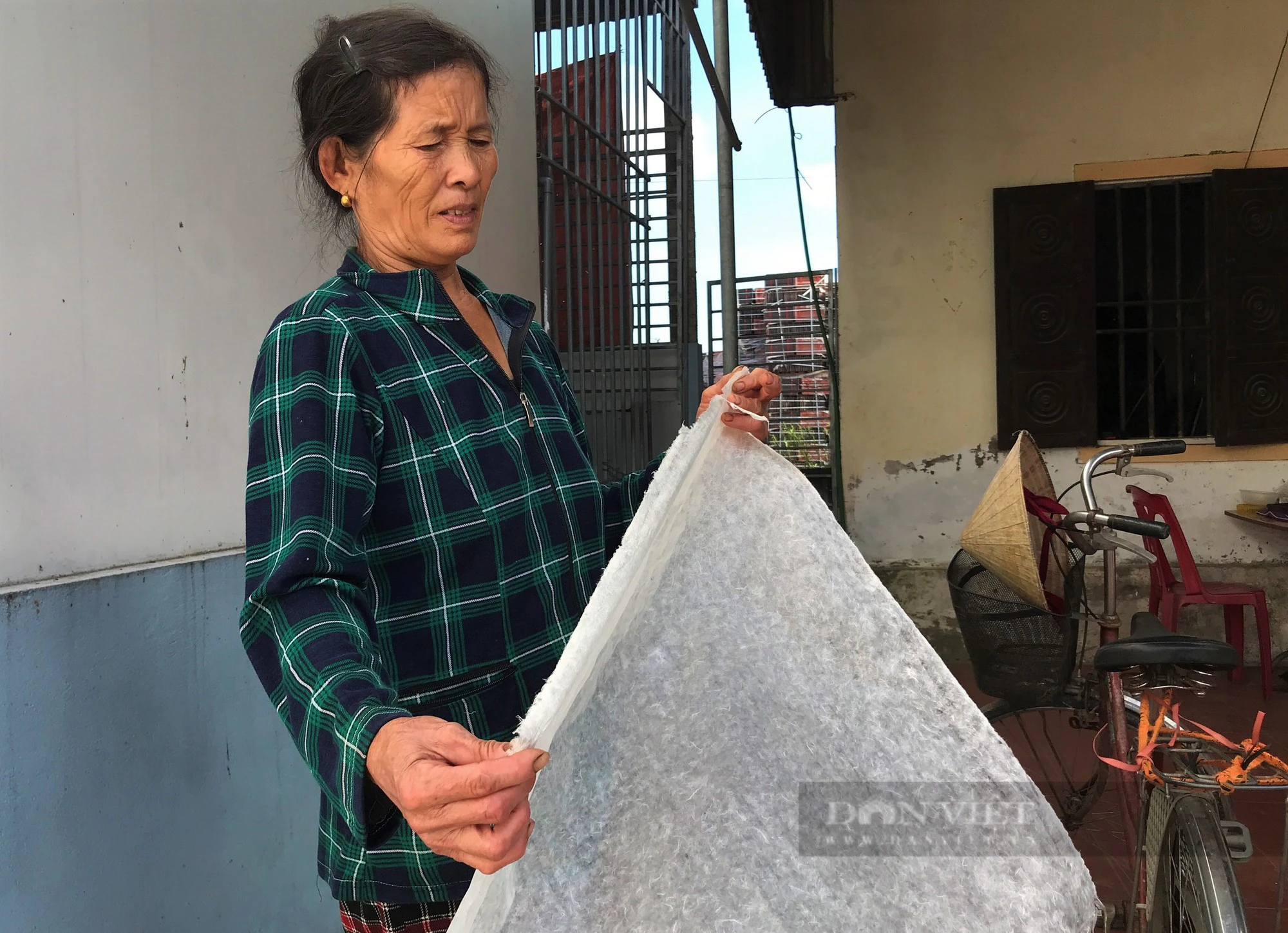 Làng duy nhất ở Nghệ An còn giữ một nghề độc lạ, giã cây lấy nước tráng loại giấy dó mỏng tanh - Ảnh 5.