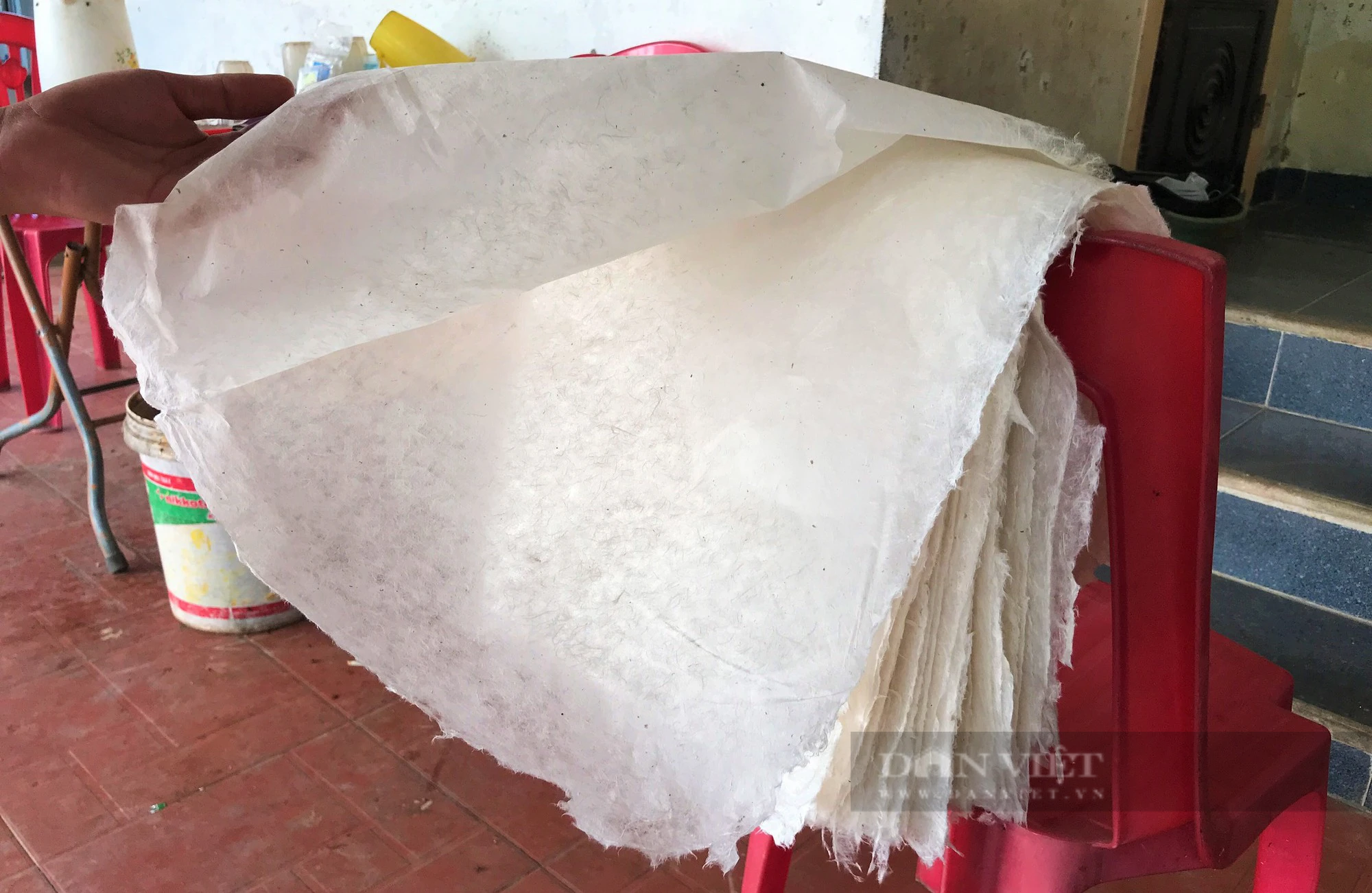 Làng duy nhất ở Nghệ An còn giữ một nghề độc lạ, giã cây lấy nước tráng loại giấy dó mỏng tanh - Ảnh 6.
