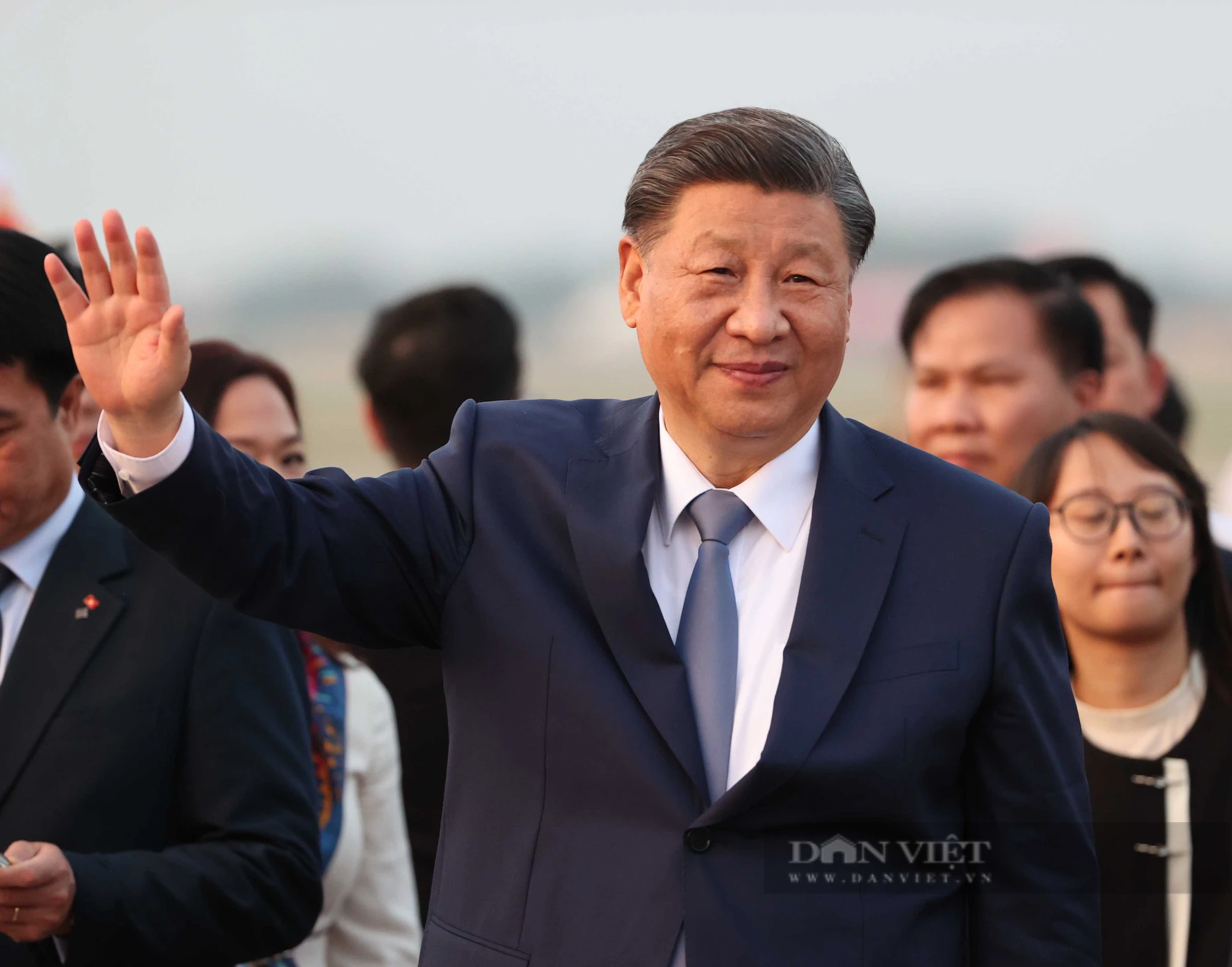 Hình ảnh Tổng bí thư, Chủ tịch nước Trung Quốc Tập Cận Bình và Phu nhân Bành Lệ Viên rời Hà Nội - Ảnh 2.