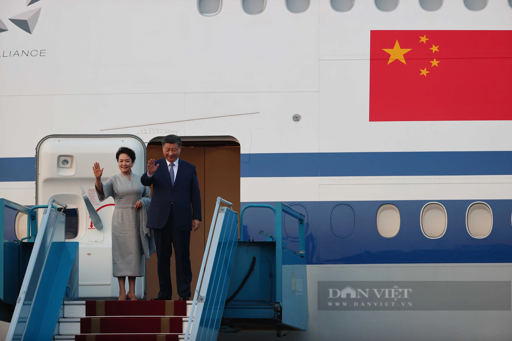 Hình ảnh Tổng bí thư, Chủ tịch nước Trung Quốc Tập Cận Bình và Phu nhân Bành Lệ Viên rời Hà Nội - Ảnh 5.