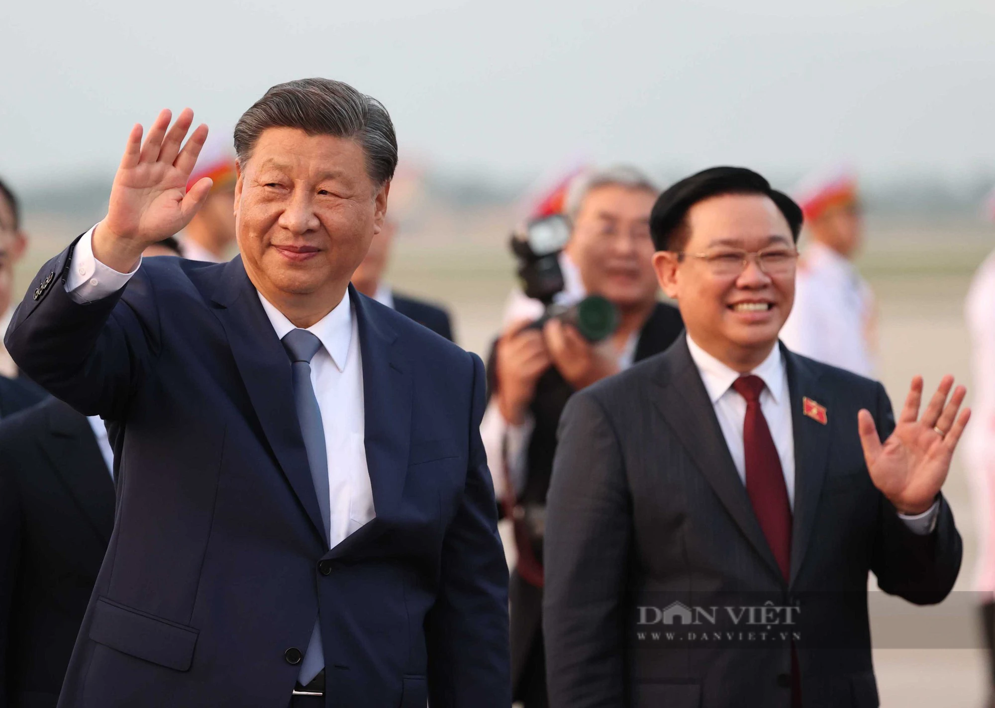 Hình ảnh Tổng bí thư, Chủ tịch nước Trung Quốc Tập Cận Bình và Phu nhân Bành Lệ Viên rời Hà Nội - Ảnh 4.