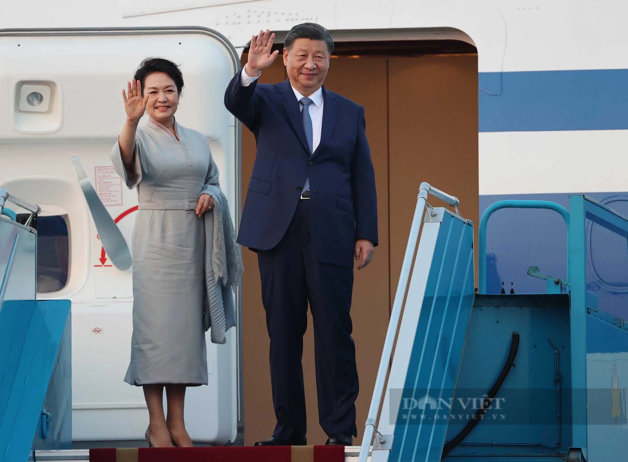 Hình ảnh Tổng bí thư, Chủ tịch nước Trung Quốc Tập Cận Bình và Phu nhân Bành Lệ Viên rời Hà Nội - Ảnh 8.