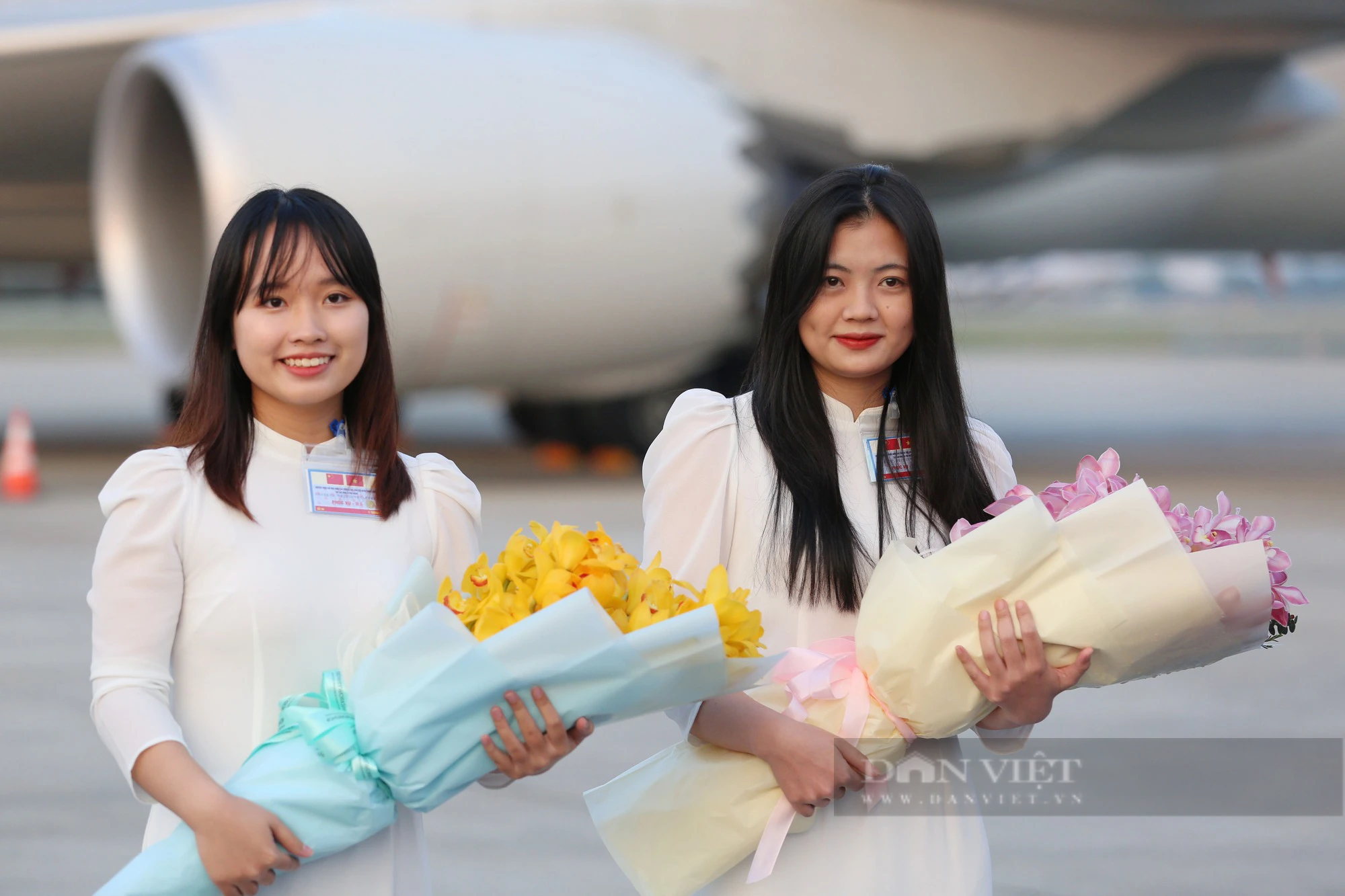 Nhan sắc 2 nữ sinh tặng hoa Tổng bí thư, Chủ tịch nước Trung Quốc Tập Cận Bình và Phu nhân tại Nội Bài - Ảnh 1.