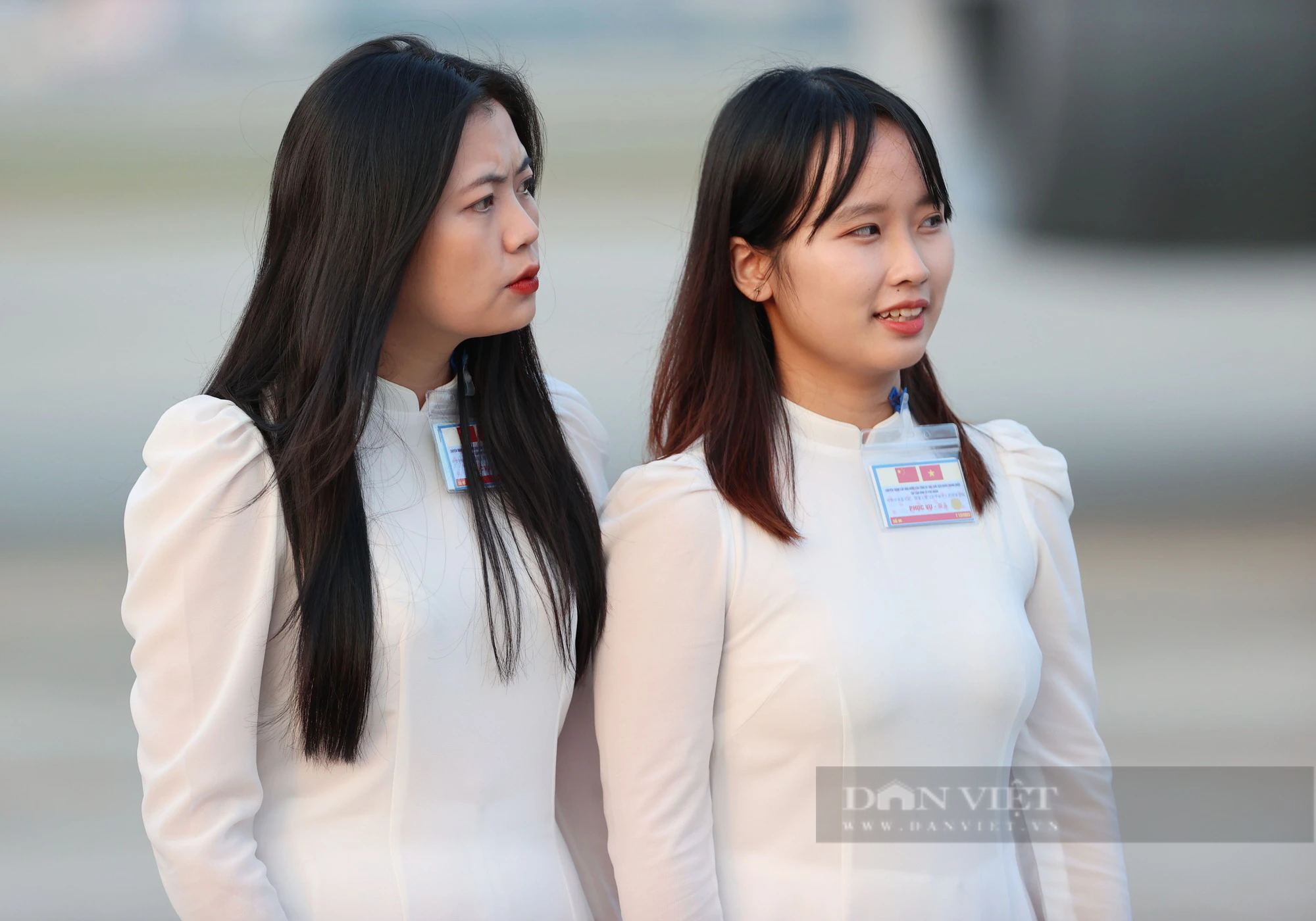 Nhan sắc 2 nữ sinh tặng hoa Tổng bí thư, Chủ tịch nước Trung Quốc Tập Cận Bình và Phu nhân tại Nội Bài - Ảnh 5.