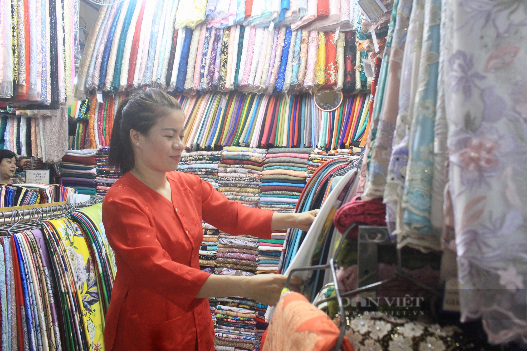 Tiểu thương chợ Bến Thành mặc áo bà ba xinh xắn, không nói thách, còn giảm giá thêm để hút khách - Ảnh 2.