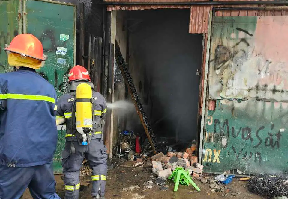 3 đơn vị chữa cháy được huy động để dập lửa vụ cháy cửa hàng cơ khí ở Hà Nội - Ảnh 1.