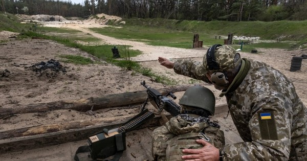 Hai người lính Nga và Ukraine bị thương và cố gắng cứu nhau trong 10 ngày - Ảnh 1.