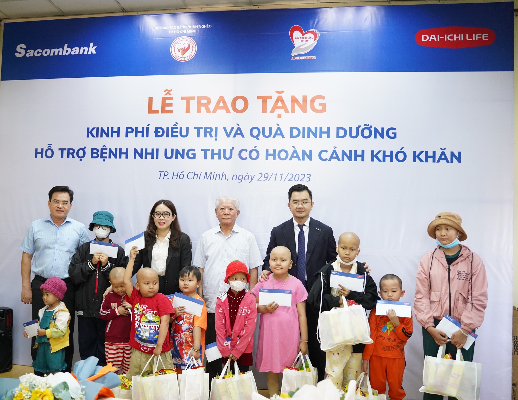 SACOMBANK và DAI-ICHI LIFE Việt Nam tiếp tục đồng hành với bệnh nhân nghèo - Ảnh 1.