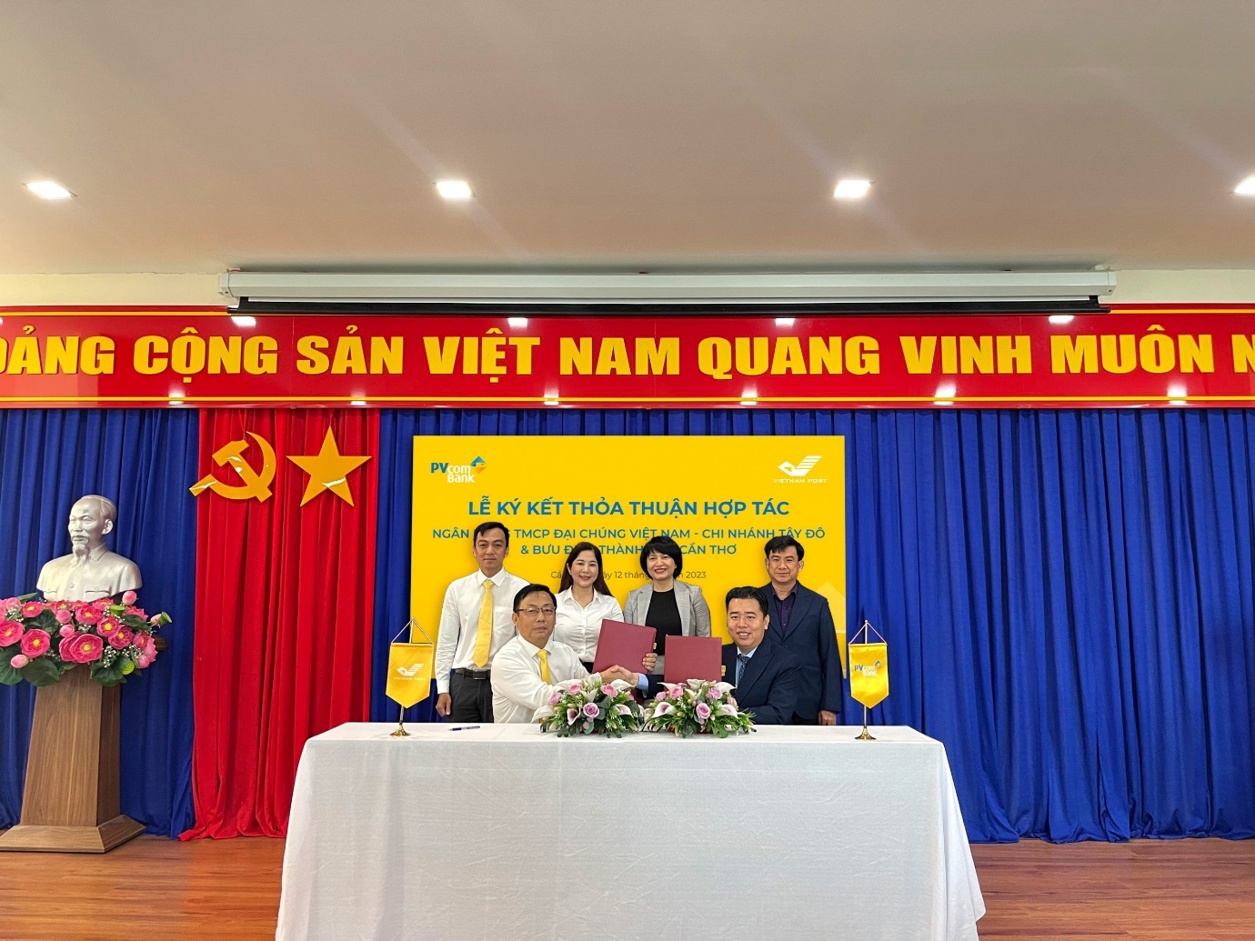 PVcomBank Tây Đô ký thỏa thuận hợp tác với Bưu điện thành phố Cần Thơ - Ảnh 1.